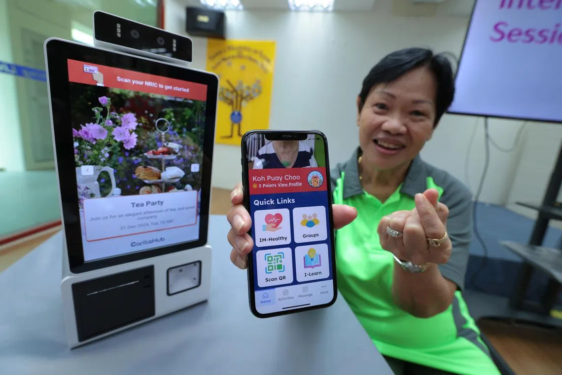 自由业推销员高佩珠（70岁）认为新应用很方便，她在家就能报名参加活动，不必特地跑一趟活跃乐龄中心。（梁麒麟摄）