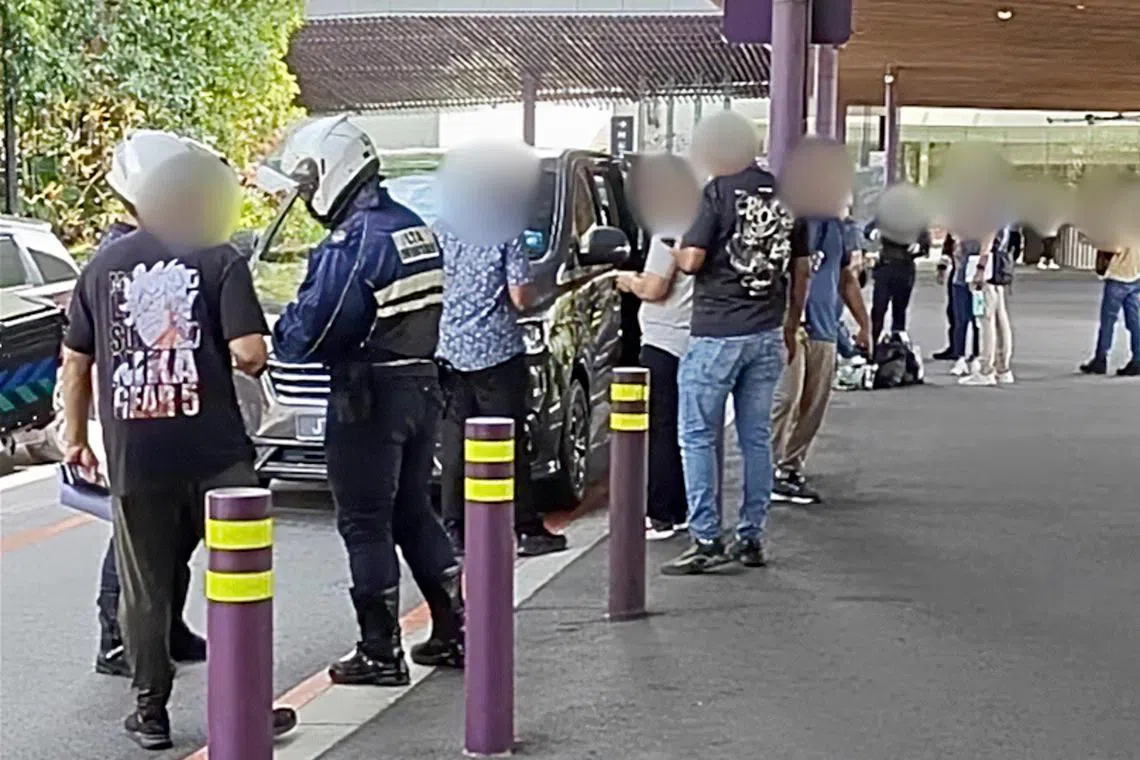 根据当局上载的视频显示，非法载客的地点包括滨海湾花园（图）和牛车水佛牙寺。（取自陆路交通管理局脸书视频截图）