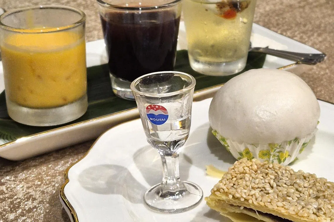 套餐的甜点有杨枝甘露、黑糯米甜汤、芒果果冻，点心是香煎红豆窝饼和奶黄流沙包。（陈爱薇摄）