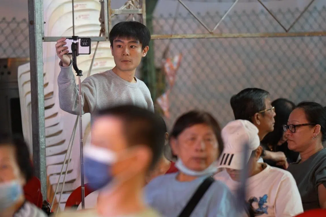 威铭是台下少数的年轻观众之一。喜爱福建歌的他，晚上会与母亲一同到场支持歌台，也会在他个人社媒平台上直播歌台演出。（视频截图）