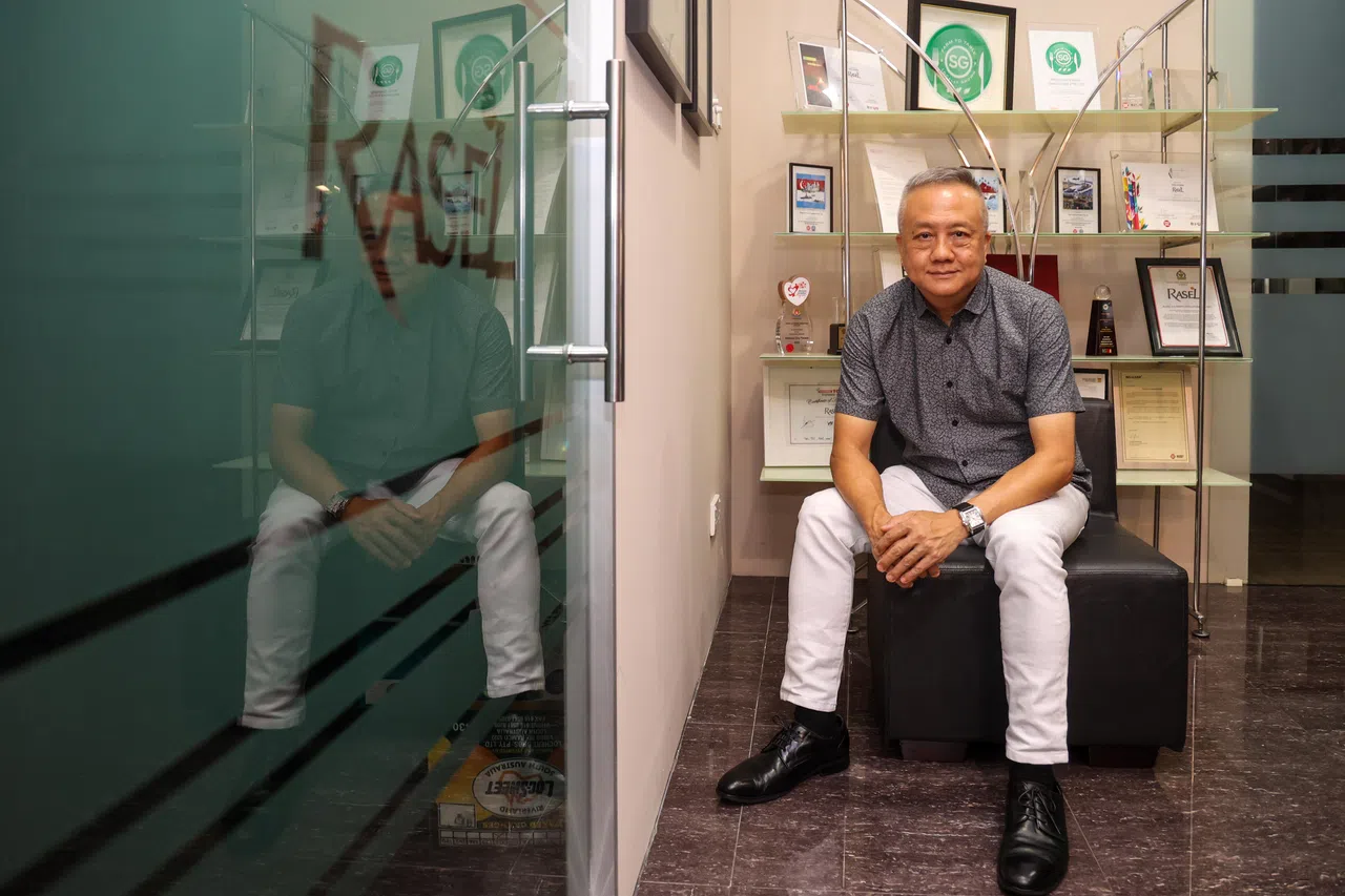 陈锦源带领员工做了一个新的尝试，把公司户外的一片小角落变成“香草花园”，栽培迷迭香、九层塔和小辣椒等香料，并用来烹调食物。滋养这些植物的肥料，由厨余发酵而来。在他看来，小花园的意义远比实质的经济效益重要得多。（关俊威摄）