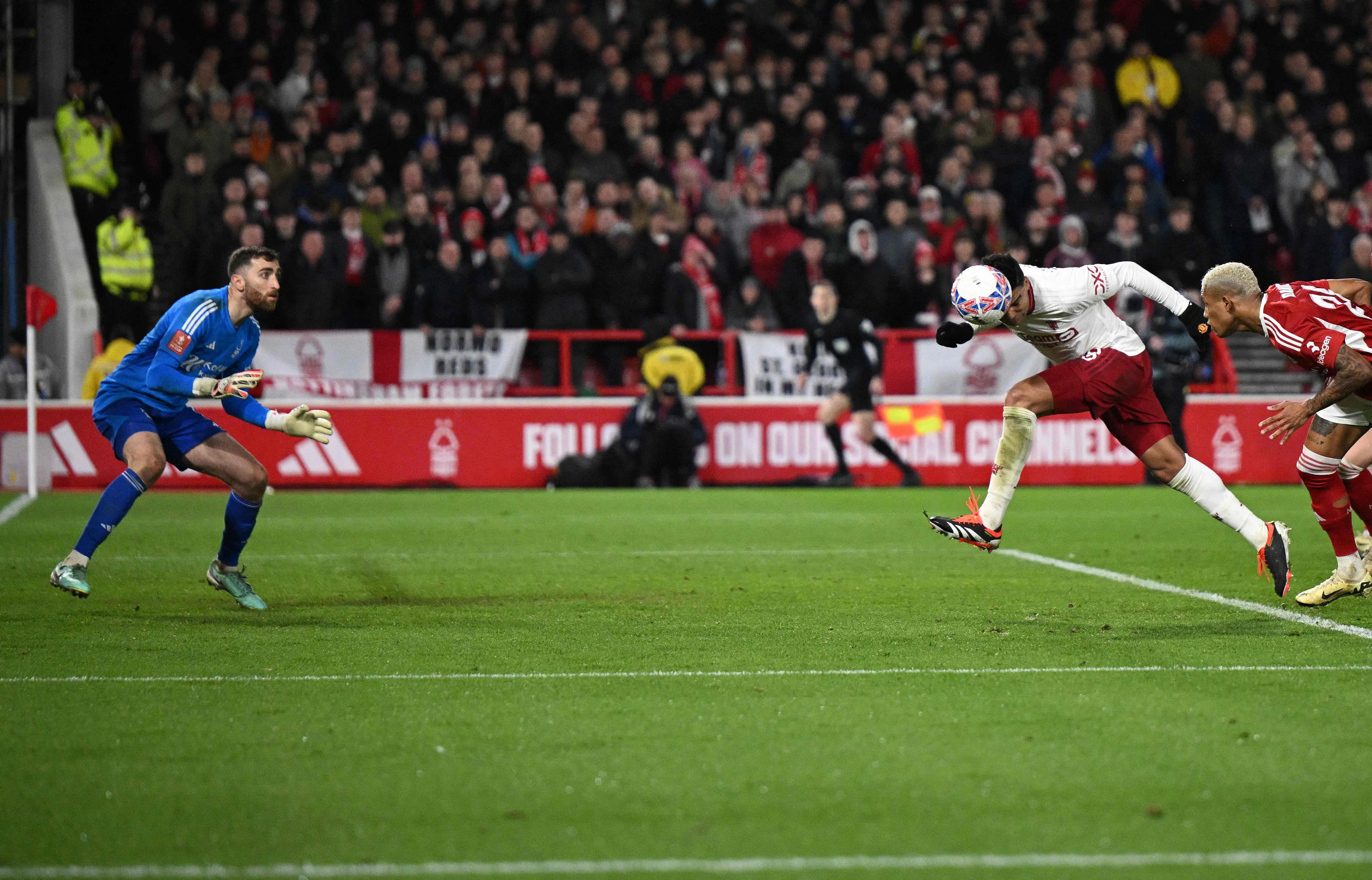 卡塞米罗（右）临危救主，在第89分钟为曼联攻入制胜头球。（法新社）