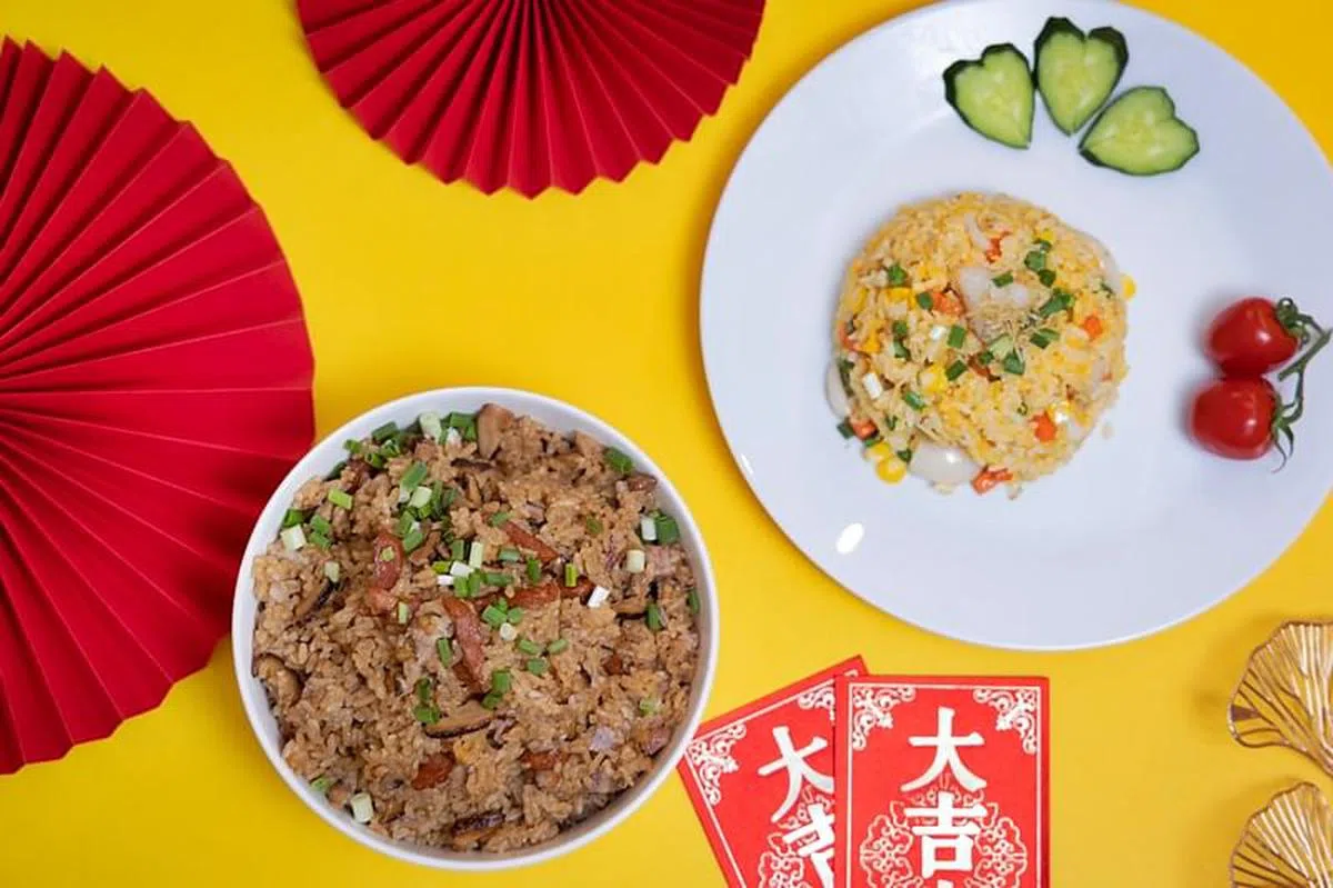 左起：金芋满堂香菇焖饭、百合银鱼黄金蛋炒饭（陈来福摄）