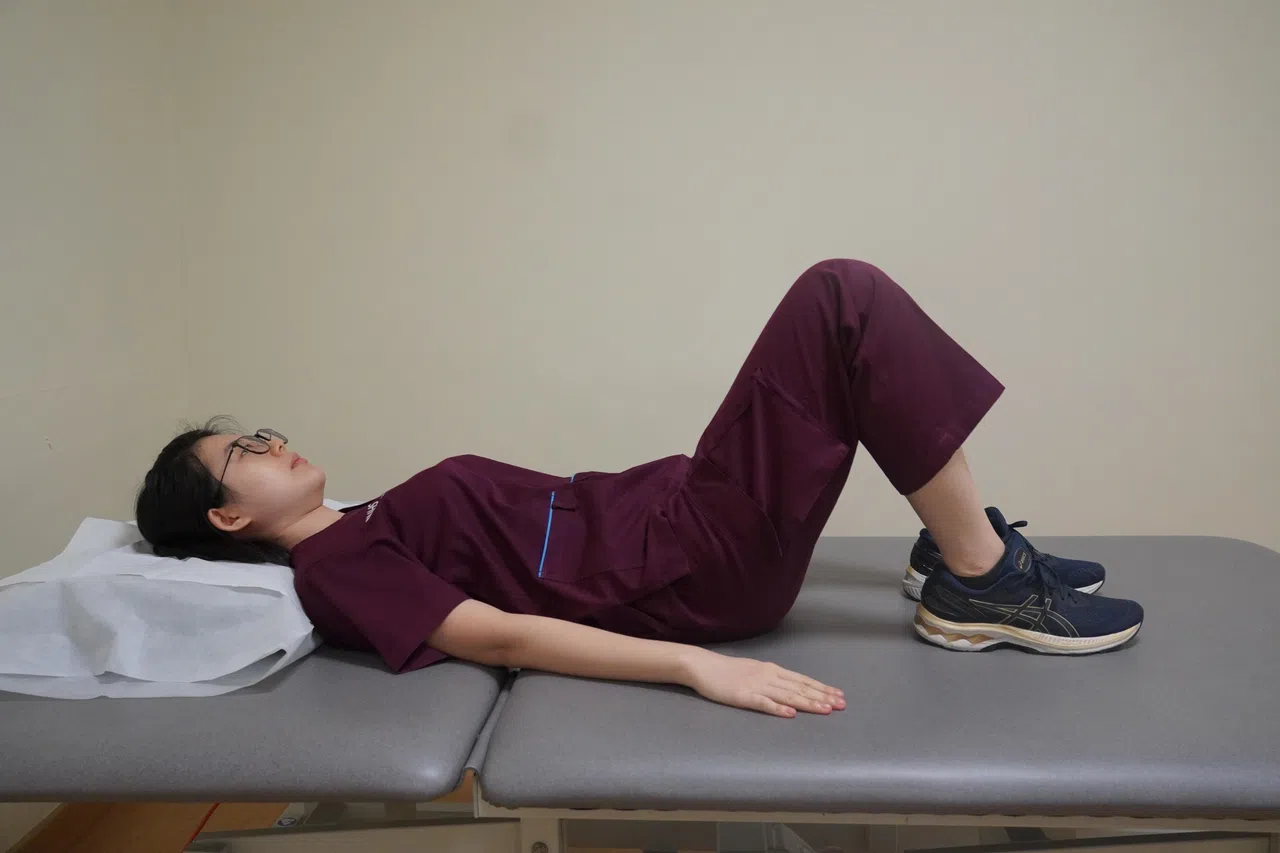 躺下并弯曲双膝。（裕廊社区医院提供）