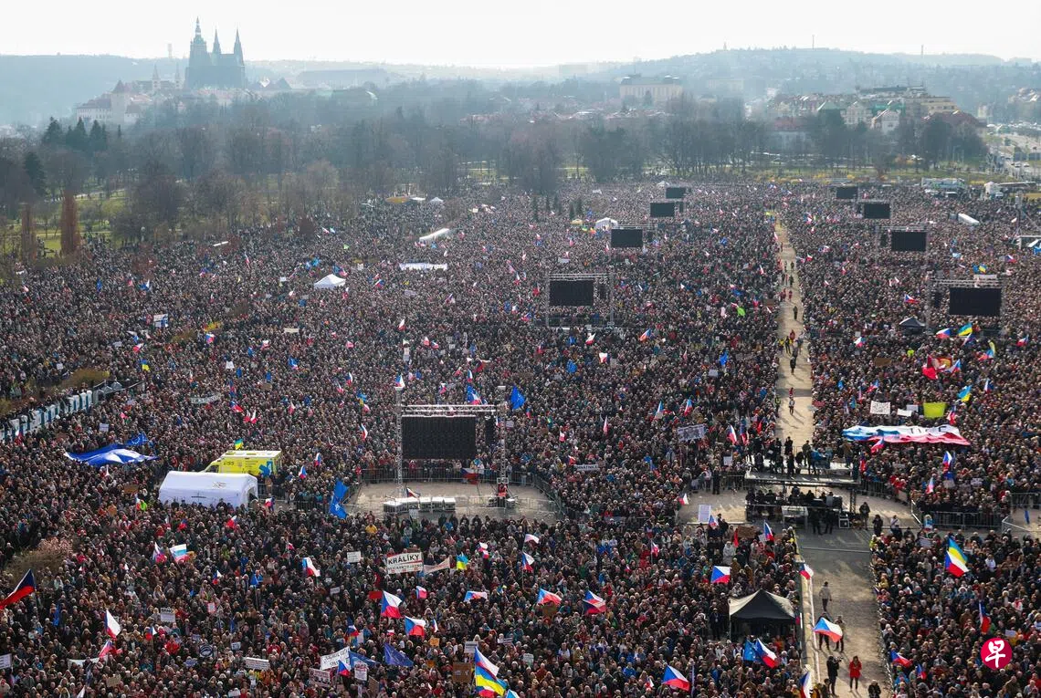 Image 14: 大批示威者周六（3月21日）在捷克首都布拉格参加反政府抗议集会。 （路透社）