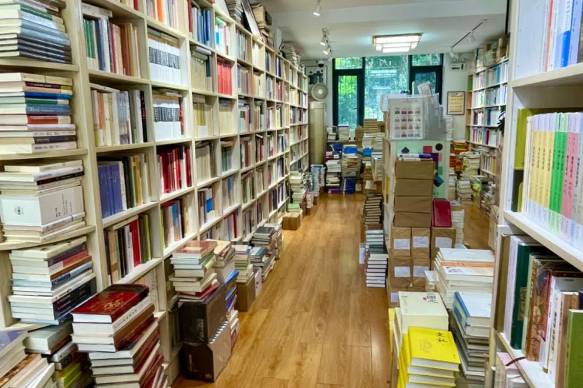 书店的两面墙和房间中间摆满了书，仅留一人宽的通道。（张志华摄）