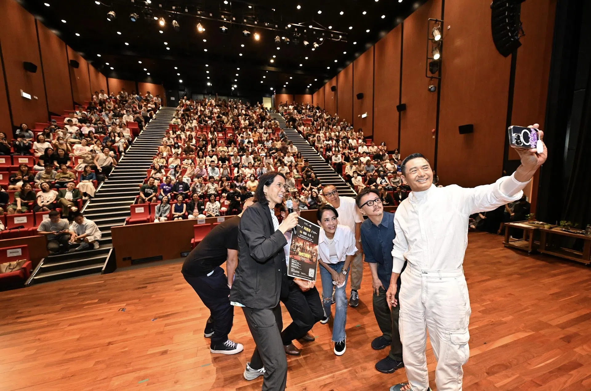 周润发跟出席座谈会的学生等自拍。（互联网）