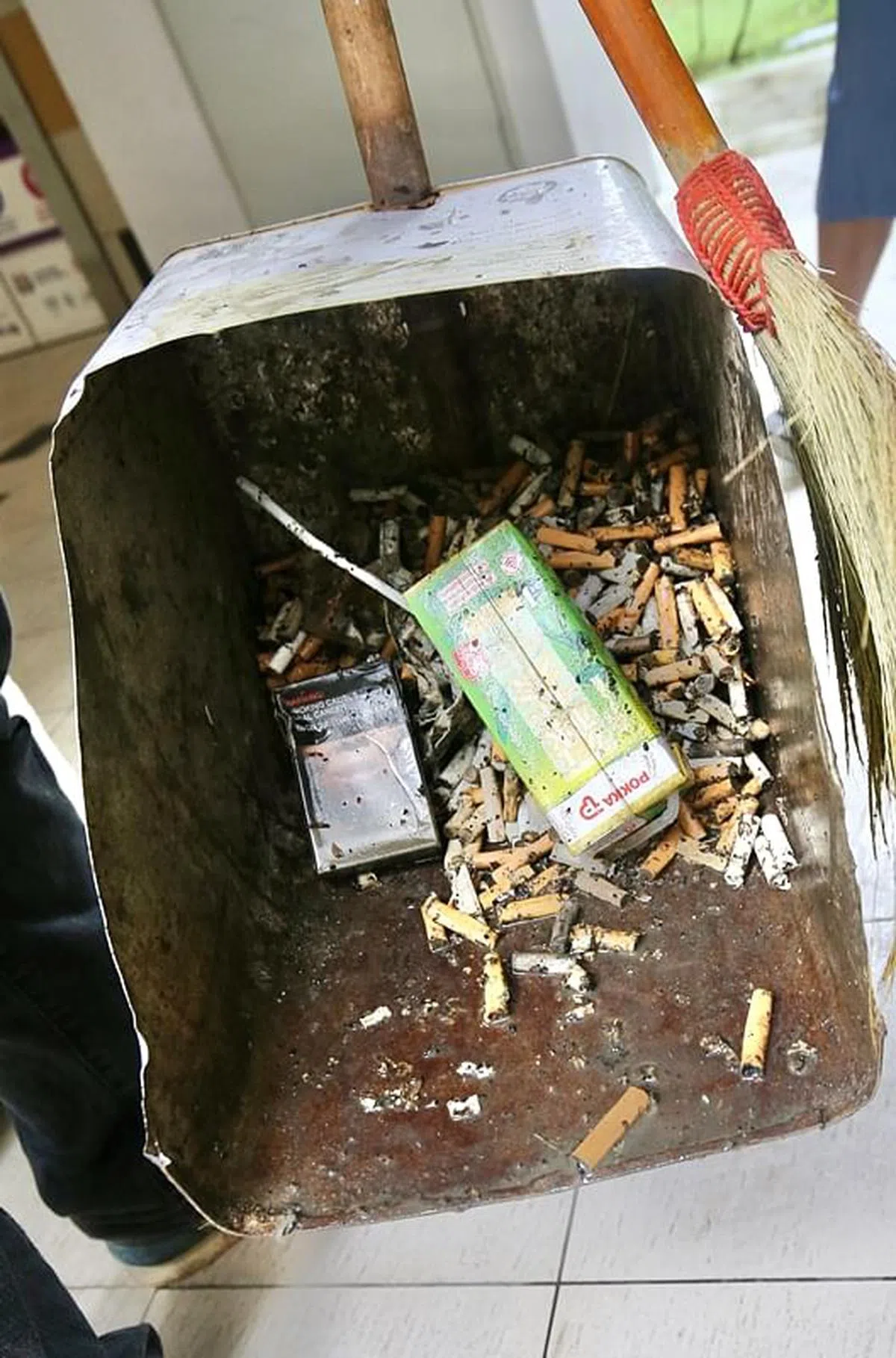 烟蒂是国家环境局义工最常看到的垃圾。（档案照）