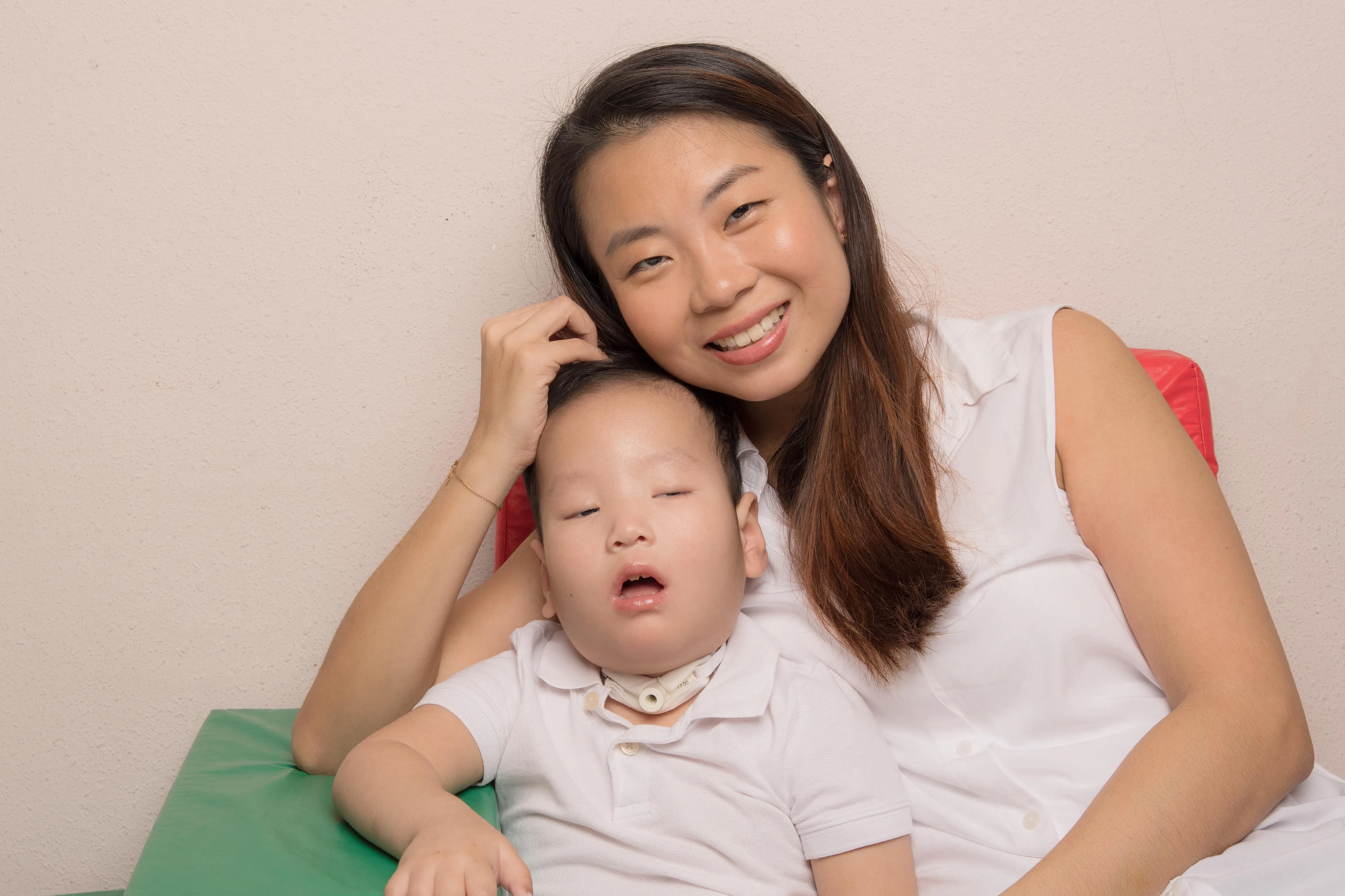 李秋仪与患有罕见疾病的小儿子陈建宏。小建宏病因不明，他在2018年仅两岁半时病逝。（受访者提供）