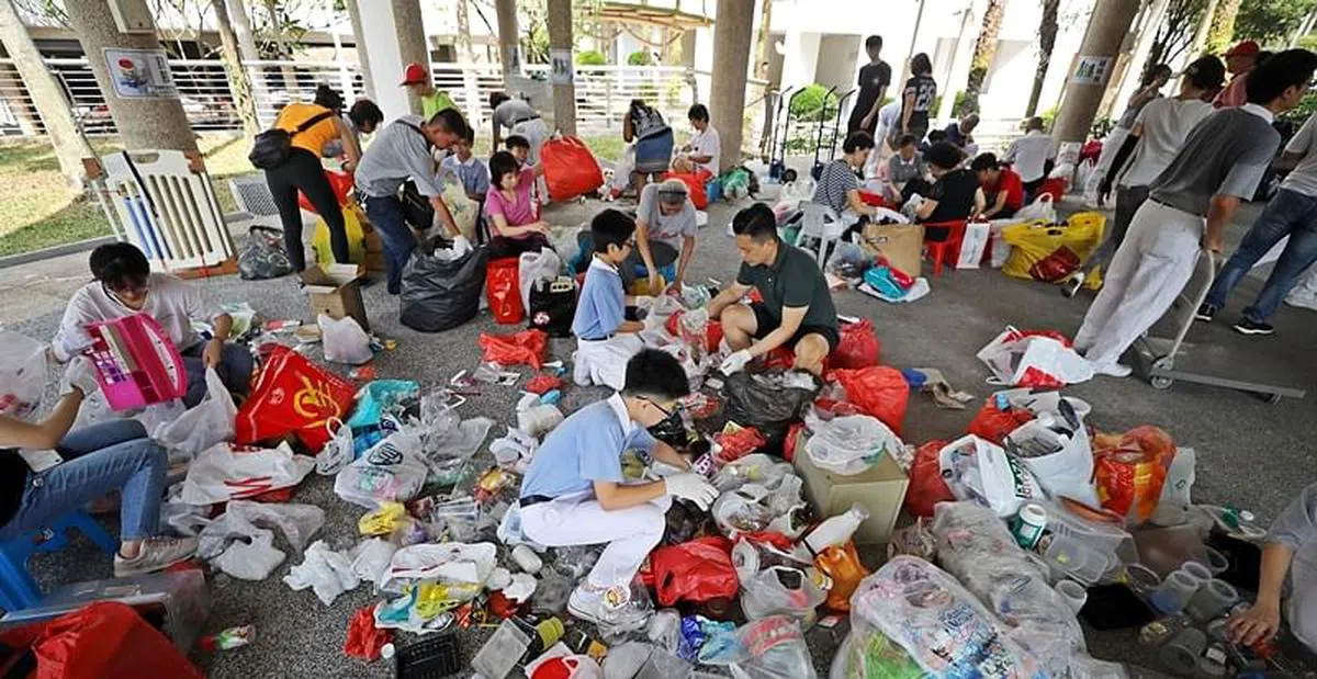 新加坡慈济每月会在各个社区举行“慈济环境永续日”活动，邀请居民一起参与资源分类，同时也鼓励民众提高保持环境清洁的意识，从而减少垃圾，也无形中减轻对清洁工的负担。图为2019年于锦茂举行的“慈济环境永续日”。（档案照）