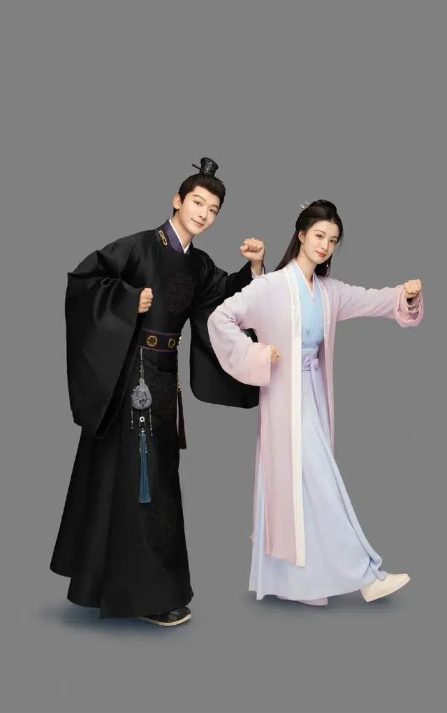 张晚意（左）与王楚然扮演假夫妻，有不少趣味互动。（互联网）