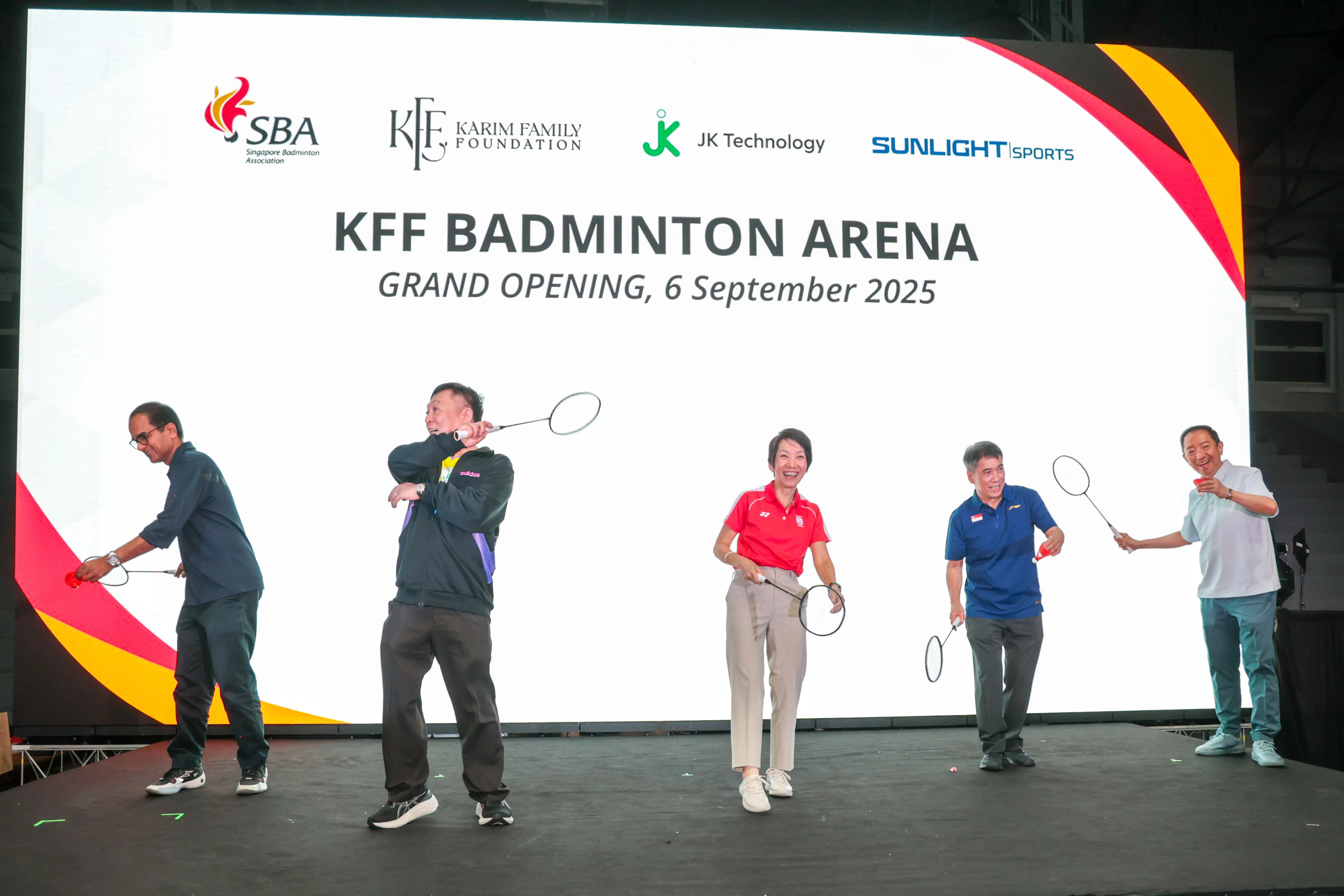 我国永续发展与环境部部长、全国奥理会主席傅海燕（中）与林氏家族基金会执行主席林益洲 （左二）、新加坡羽毛球协会会长廖振兴（右二）等人在开幕式挥拍击球。（吴先邦摄）