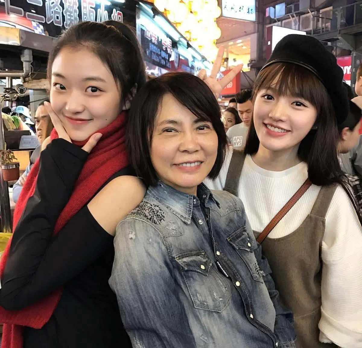 台湾制作人柴智屏（中）近日在Instagram晒出与孙千（左）的昔日合照。（取自柴智屏IG）