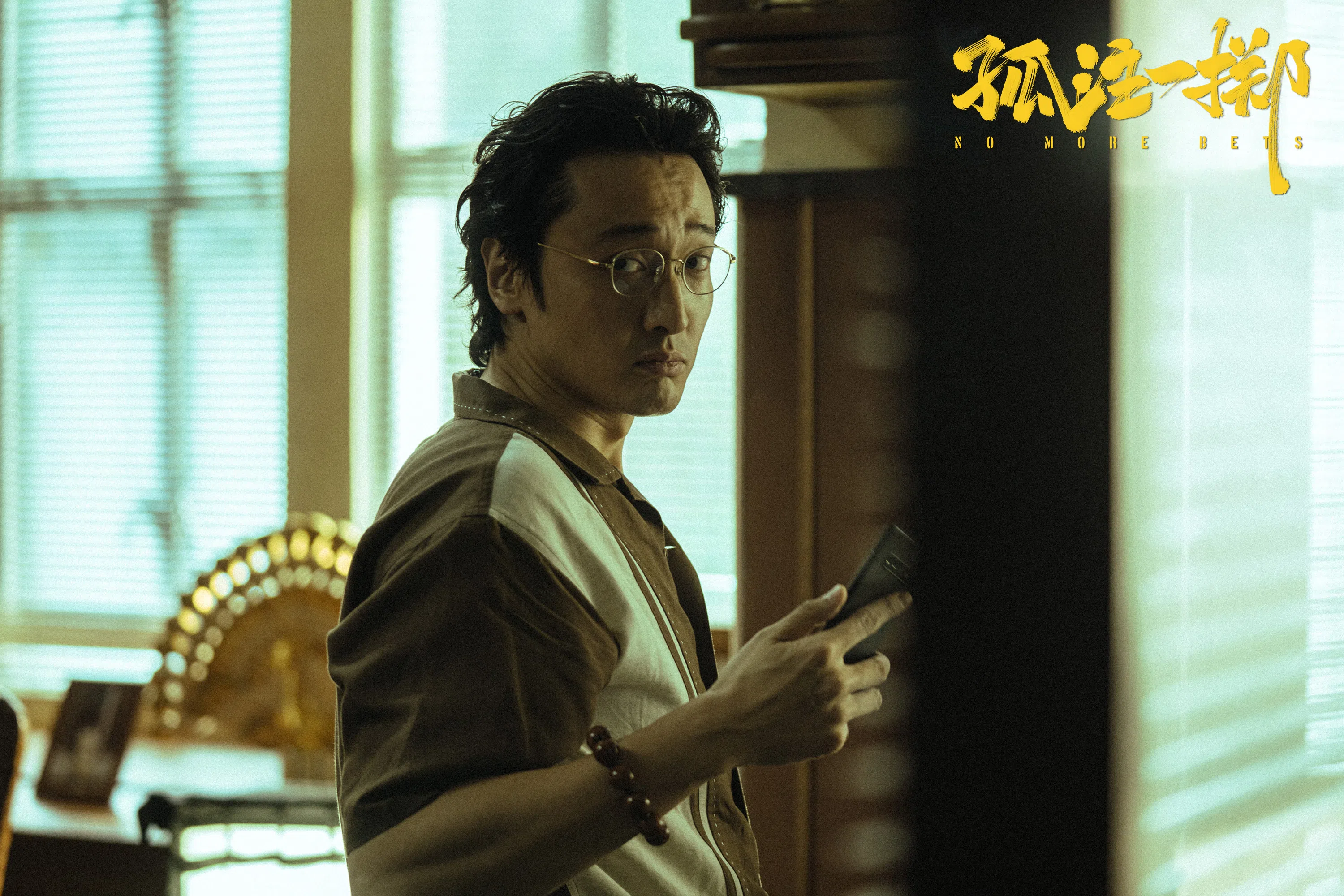 王传君饰演的诈骗集团头目陆经理冷血敛财，草菅人命。（嘉华院线提供）