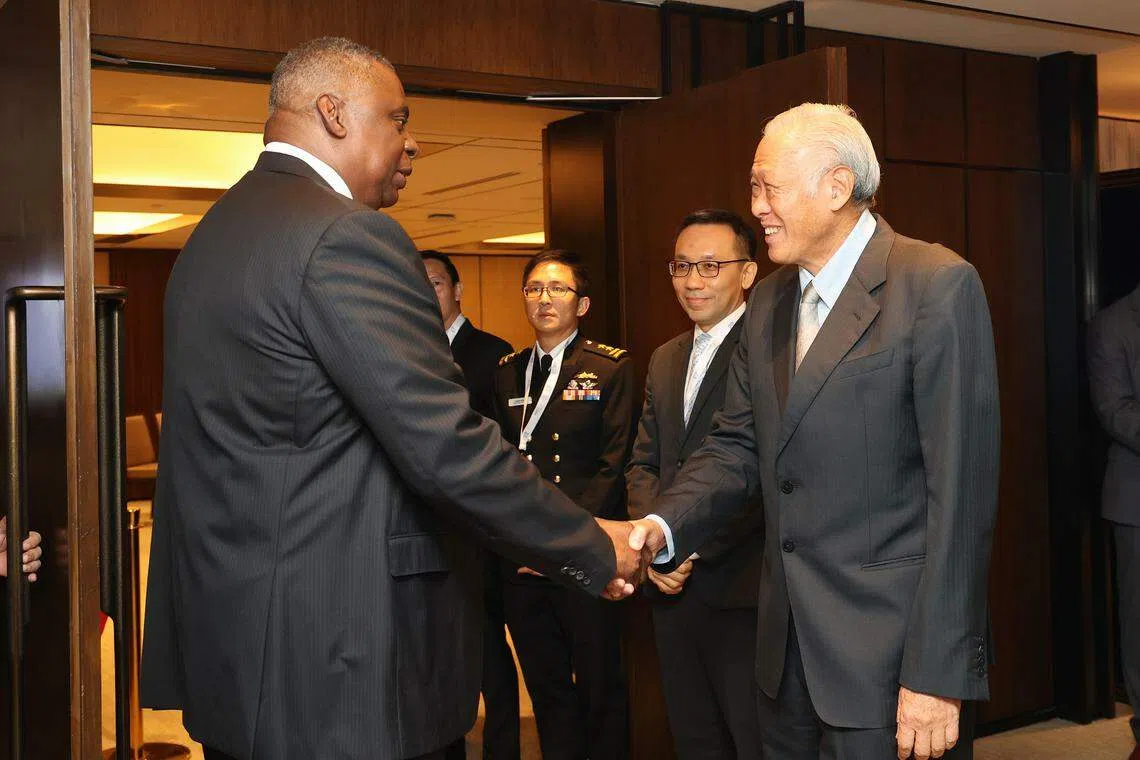 黄永宏（右）在香会场边会见奥斯汀。（唐家鸿摄）