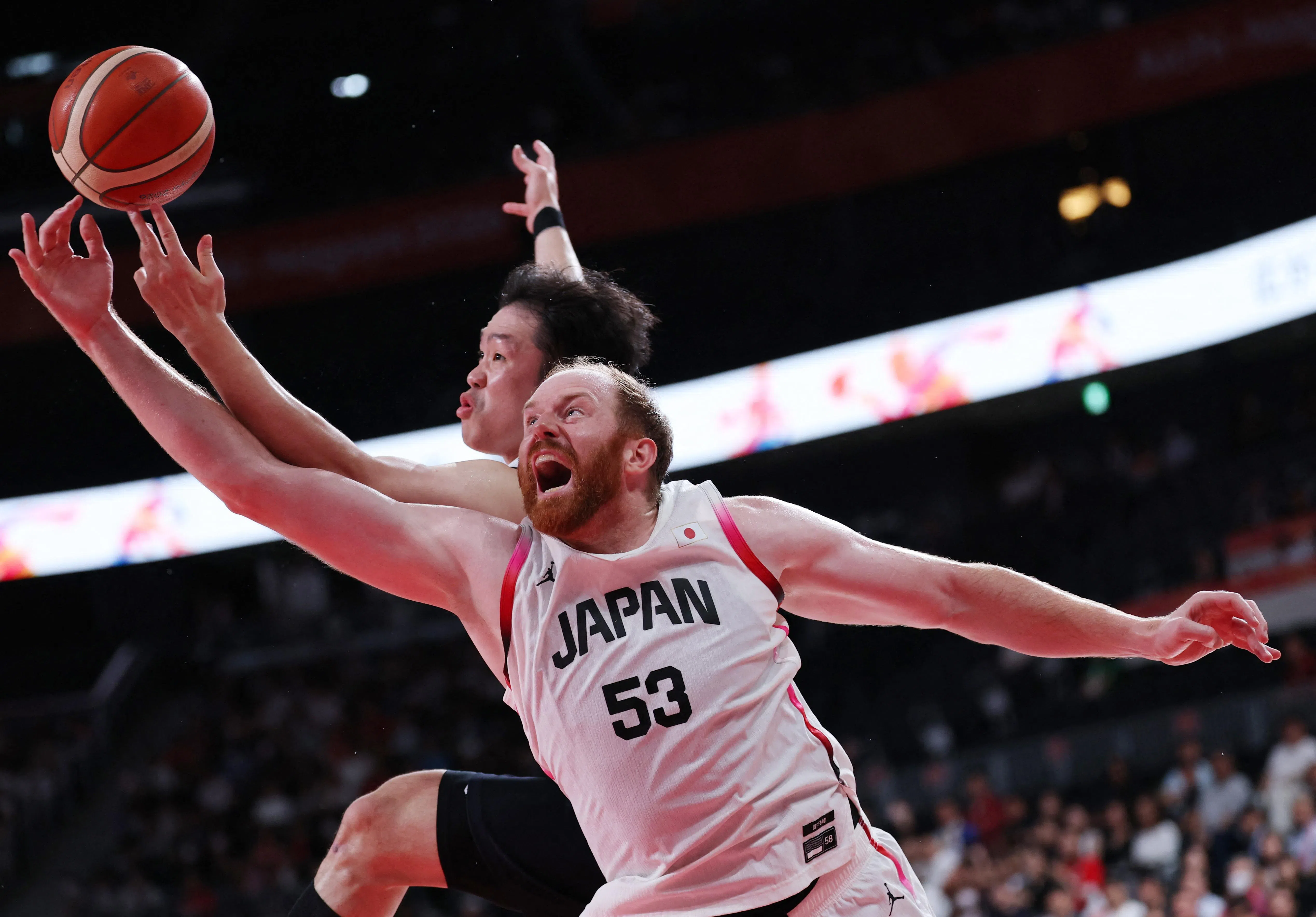 日本归化球员科克（前）和韩国球员李承炫激烈争球。（路透社）