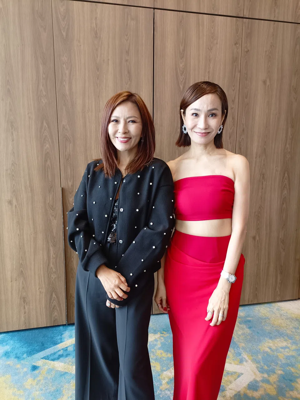 汤妙玲（左）、洪昭容很开心“明星直播台”能为资深艺人开启事业新窗口。（钟雁龄摄）