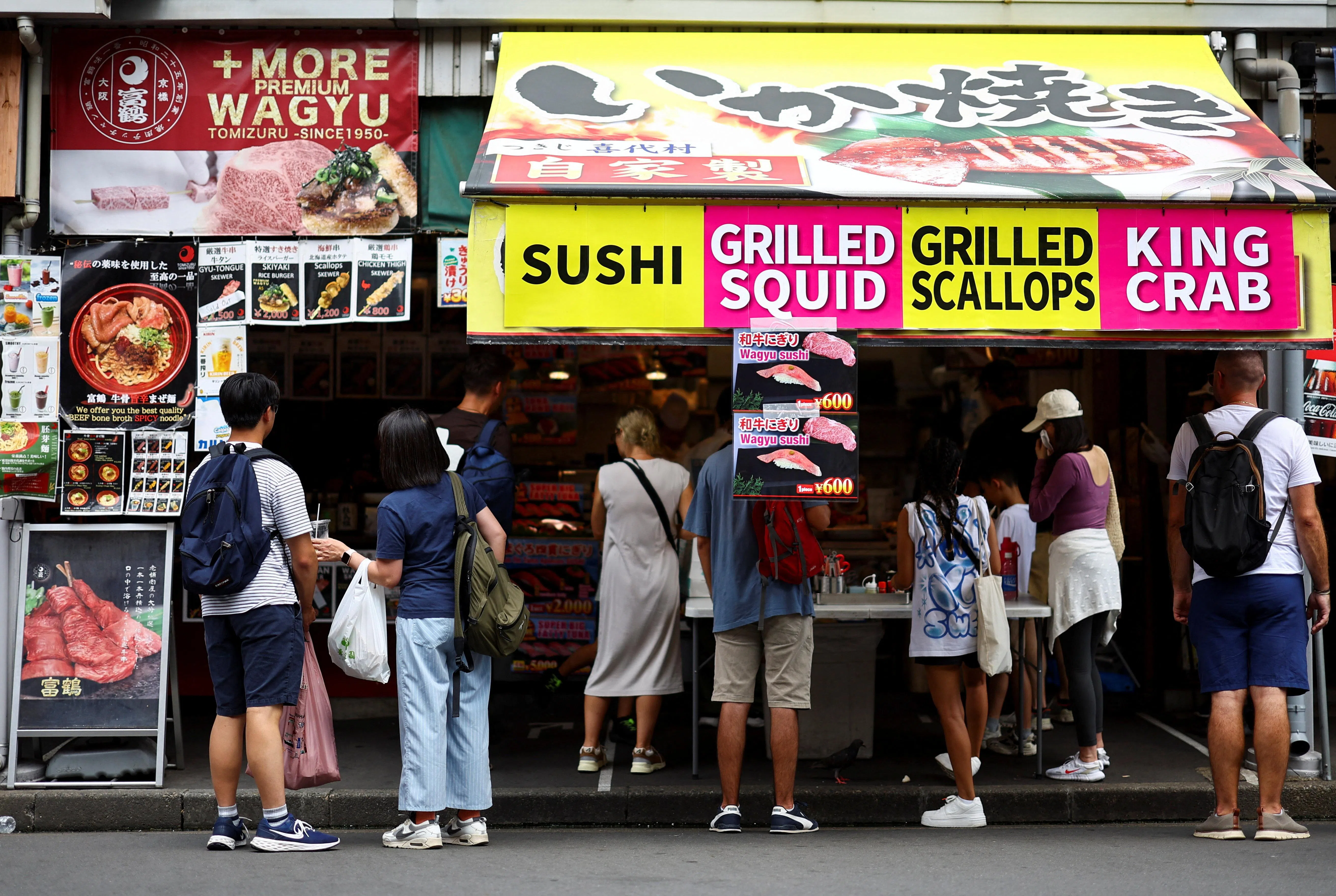 抗风险能力较弱的日本中小企业压力更大。图为东京筑地场外的饮食店。（路透社）