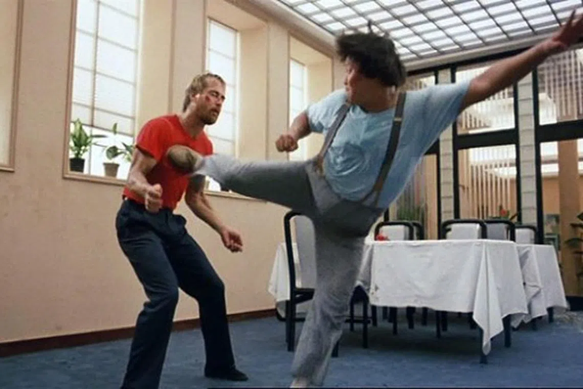 洪金宝（右）和Richard Norton一起拍摄《夏日福星》。（互联网）