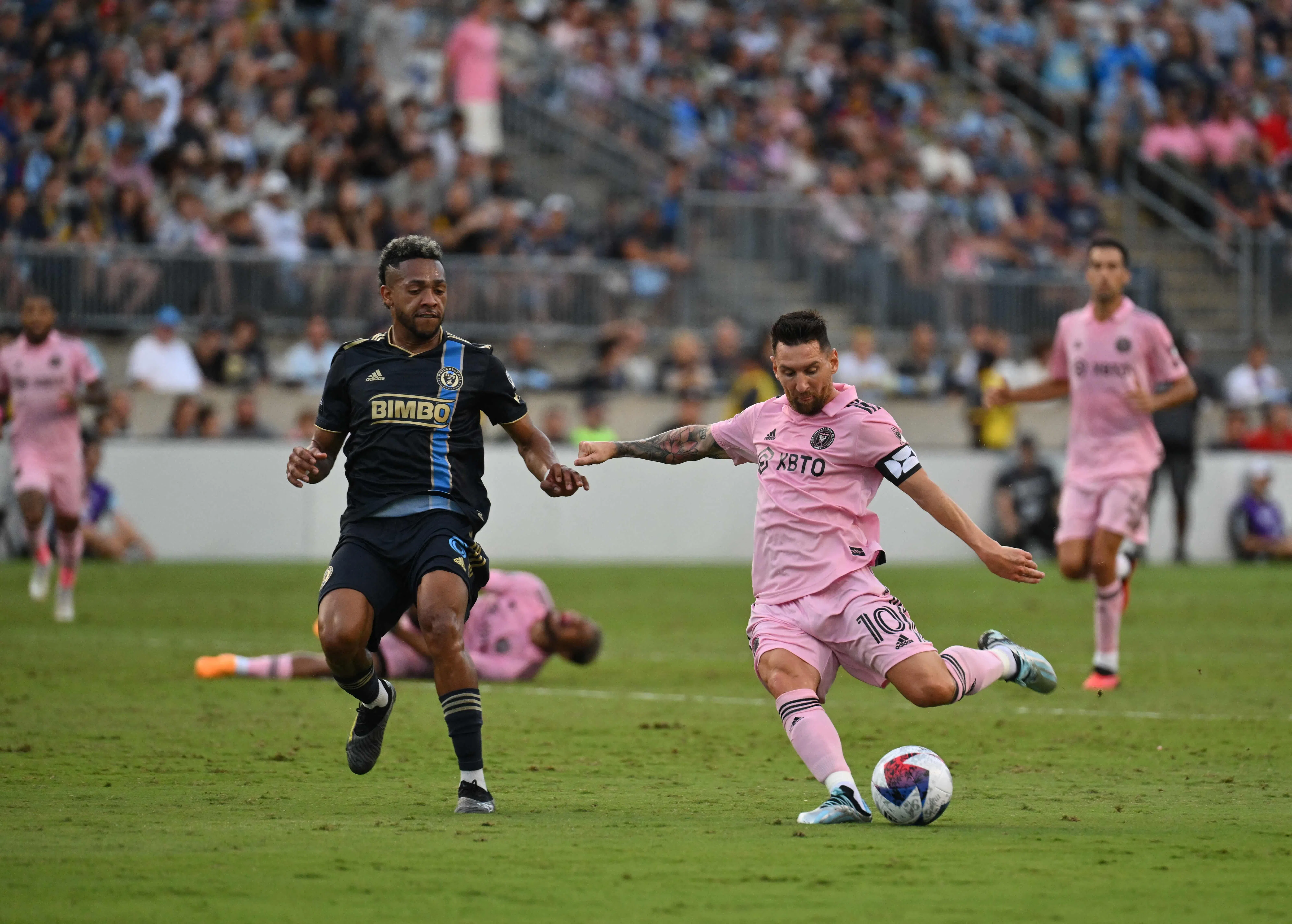 这脚40米开外的贴地远射，是梅西（右）生涯第二远的进球。（法新社）