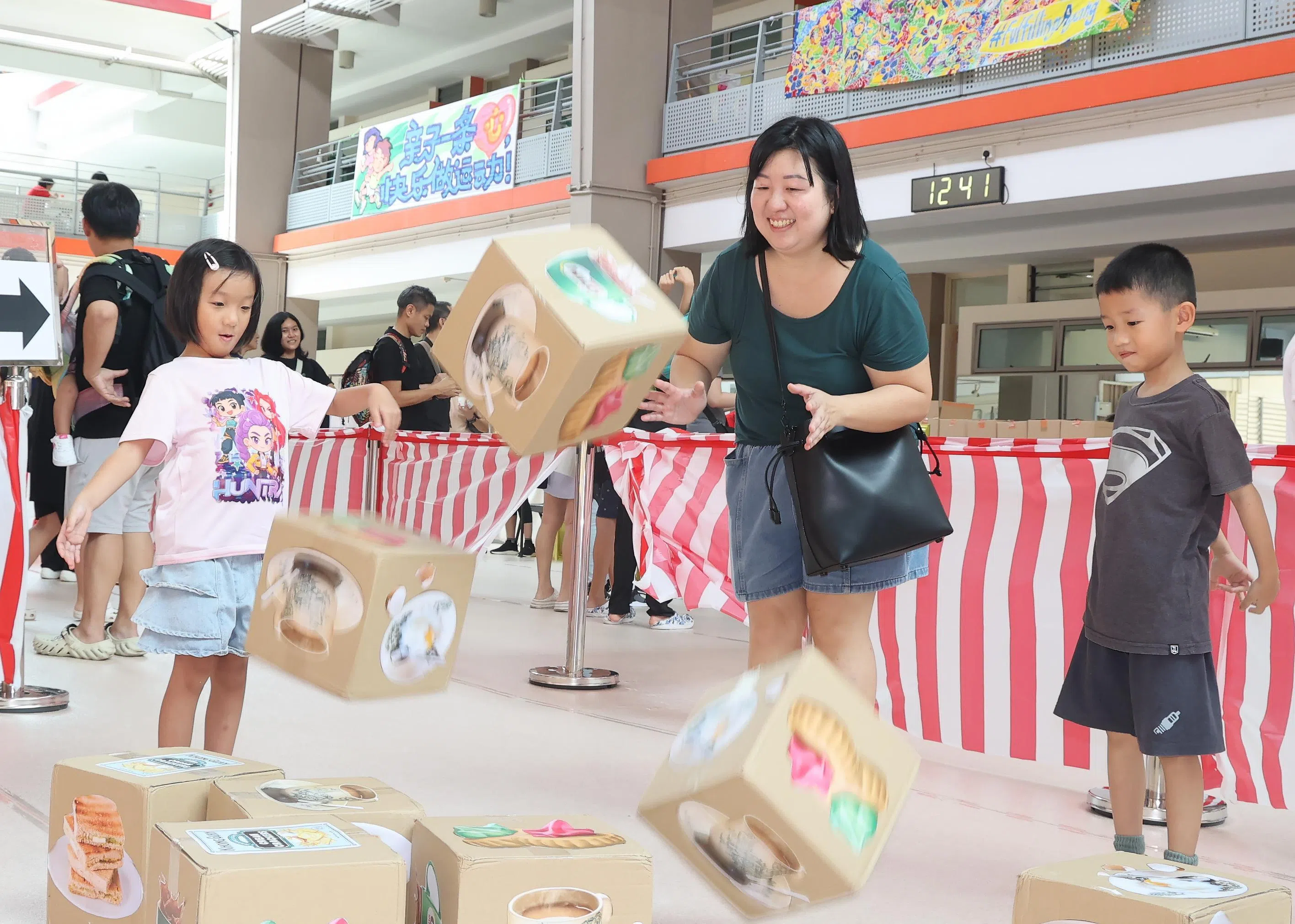 郑慧玲（43岁，小贩）家中一对双胞胎参与了华助会的补习计划，她打算把400元礼券存给孩子做上学、来回课后班的交通费。（邬福梁摄）