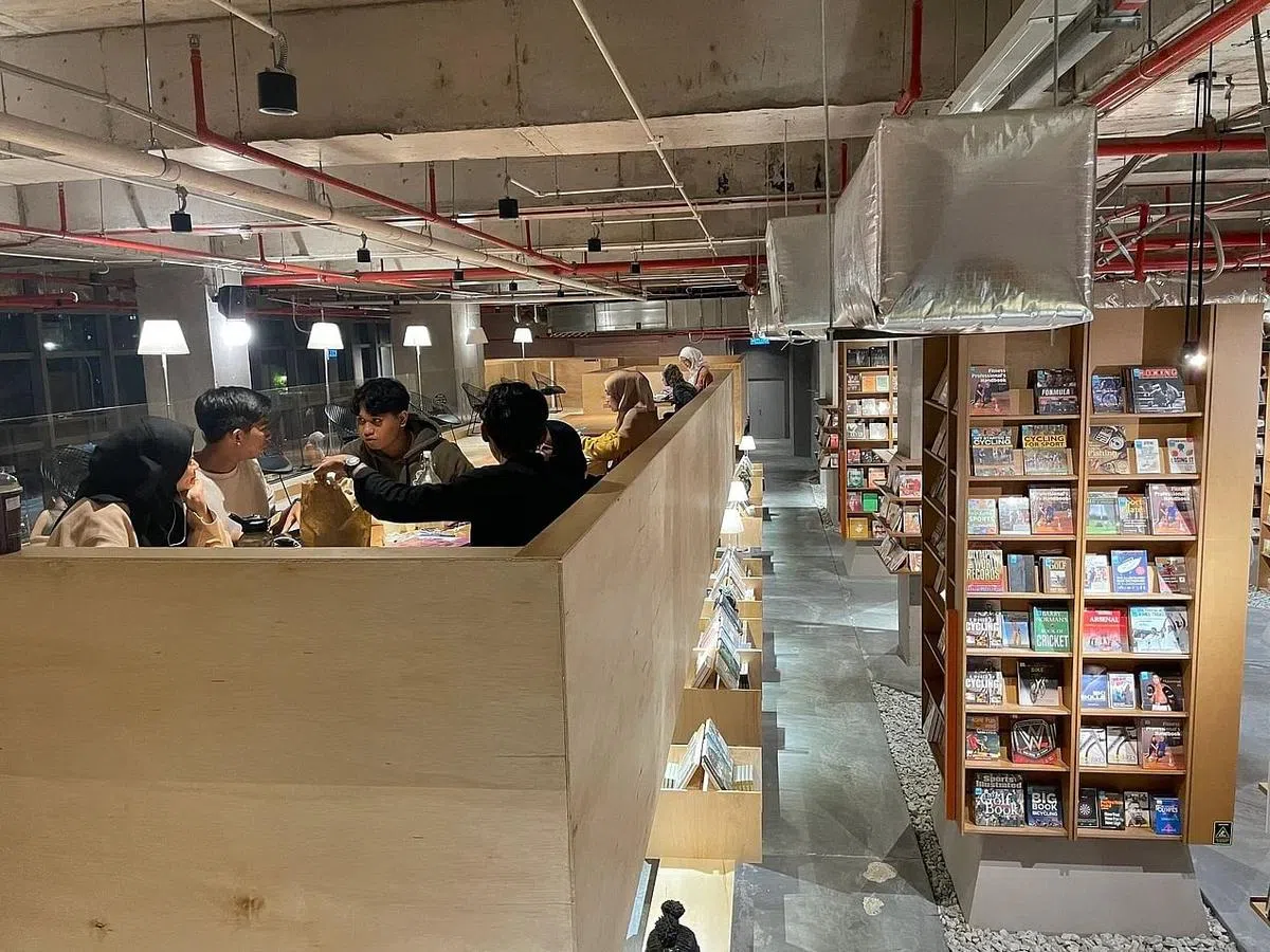吉隆坡MyTown商场内的BookXcess有咖啡座、日本餐馆和共享办公空间，吸引不看书的年轻人走进书店。（林方伟摄）