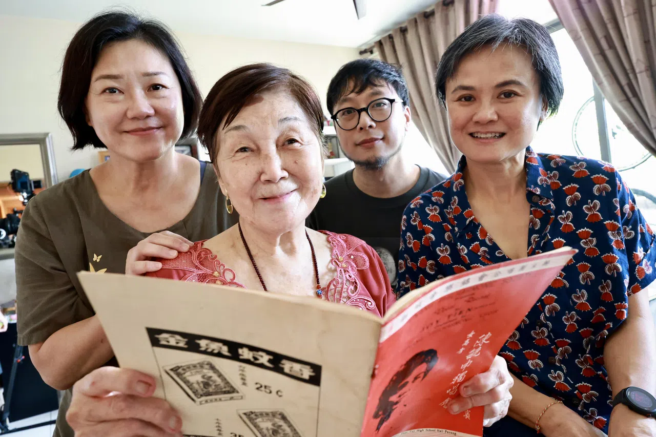 去年11月，马来西亚学生郑若琬（右一）和姐姐郑若蕙（左一）专程从吉隆坡赶来，与本地声乐爱好者李正兴（右二）一同为老师庆生，回忆起早年间她在槟城举办的音乐会。（特约摄影陈来福）