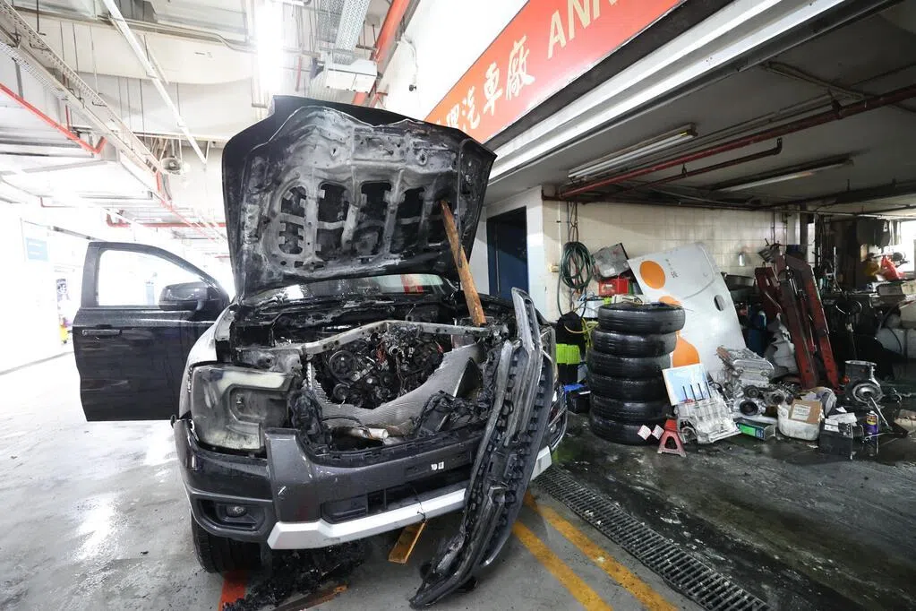 送修车突起火 民防到场扑灭