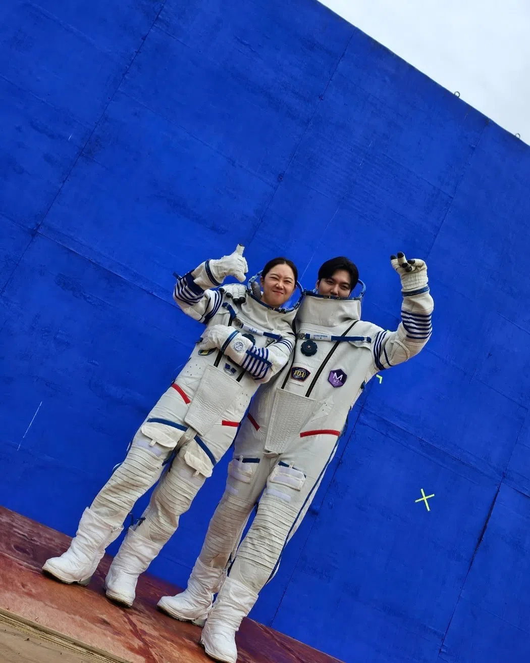 《问问星星吧》为呈现出外太空的无重力感，拍摄比一般的制作来得耗时。（取自李敏镐IG）