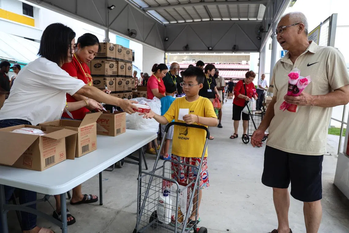 为帮助居民应对生活费上涨压力，马西岭—油池集选区在年初推出了“1元特价优惠计划”。扎吉哈说，这项计划至少会在今年内持续进行。（关俊威摄）