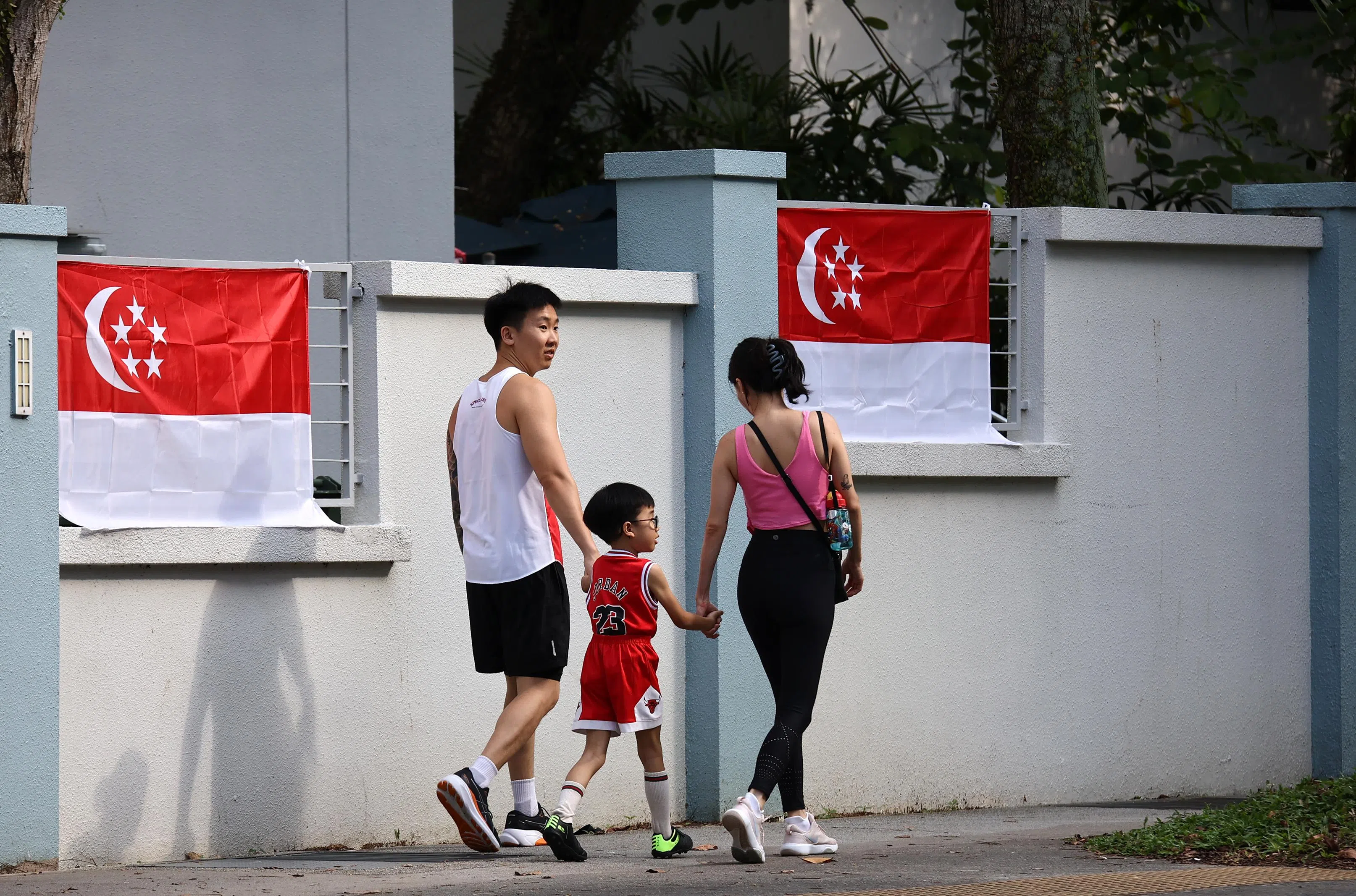 政府近年来推出多项措施，鼓励国人生儿育女。在职父亲的政府承担薪资陪产假今年起已从两周增至四周，原本让雇主自行决定是否批准的额外两周陪产假，明年将改成强制措施。（陈渊庄摄）
