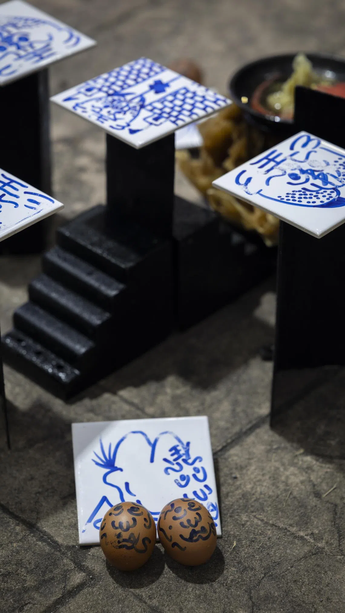 这个布阵代表地狱之门。十殿阎罗（鸡蛋）审判地府罪魂后，会在十八层地狱（瓷砖）执行刑罚。（龙国雄摄）