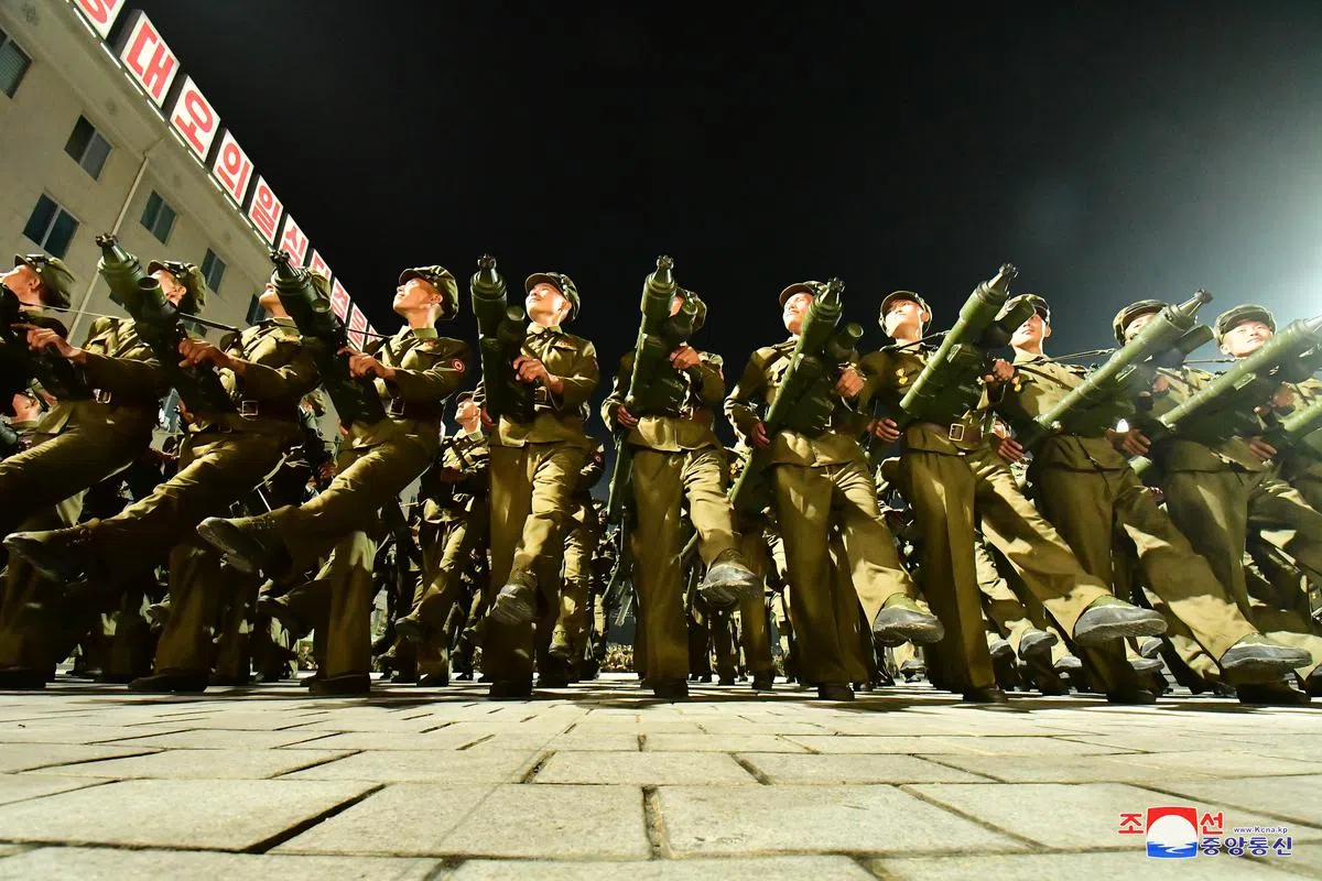 朝鲜军人在金日成广场步操。（朝中社）