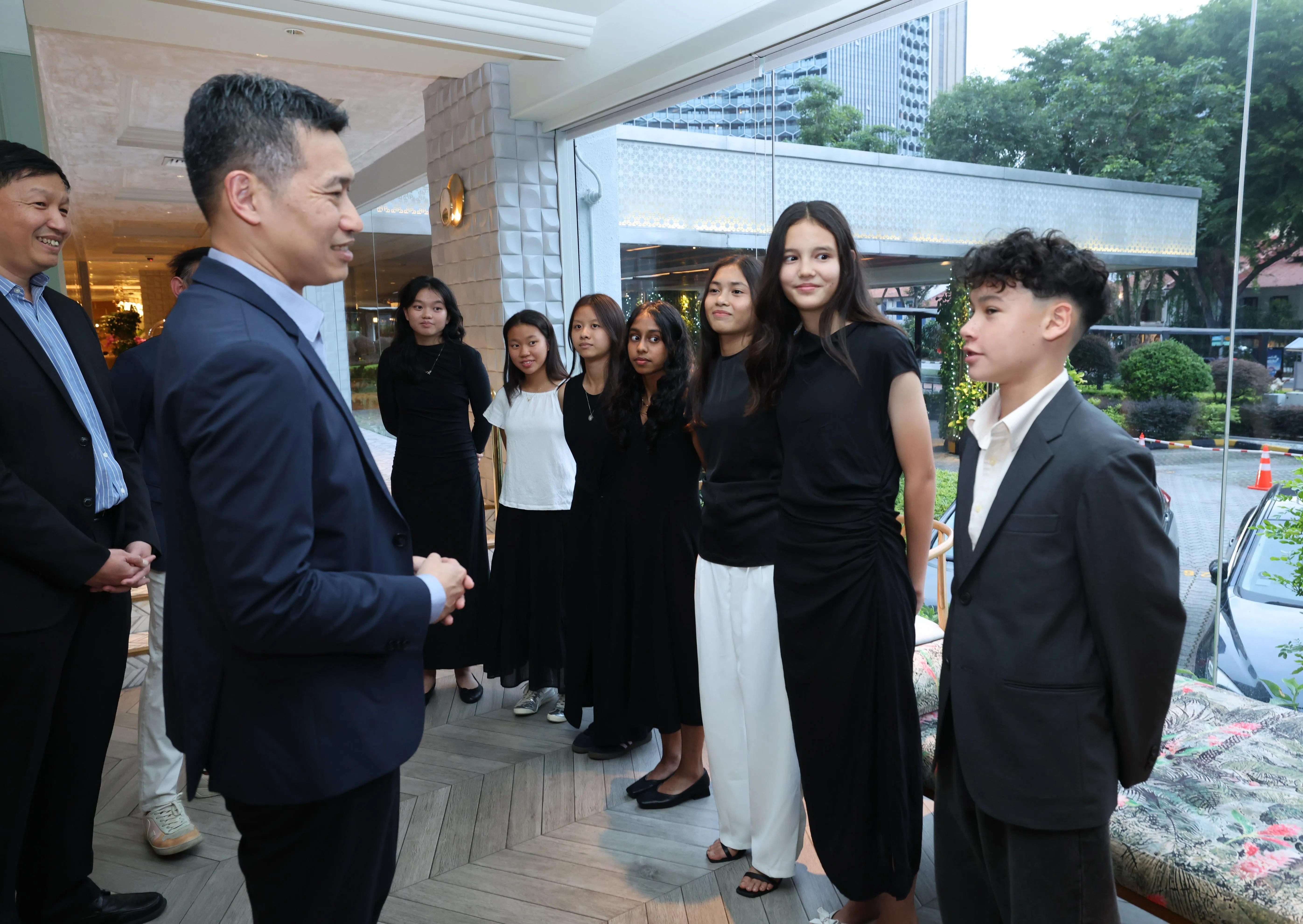 文化、社区及青年部代部长兼教育部高级政务部长梁振伟（左二）出席“狮展雄心”海外奖学金颁奖礼，并与得奖者和他们的父母亲互动。（梁麒麟摄）