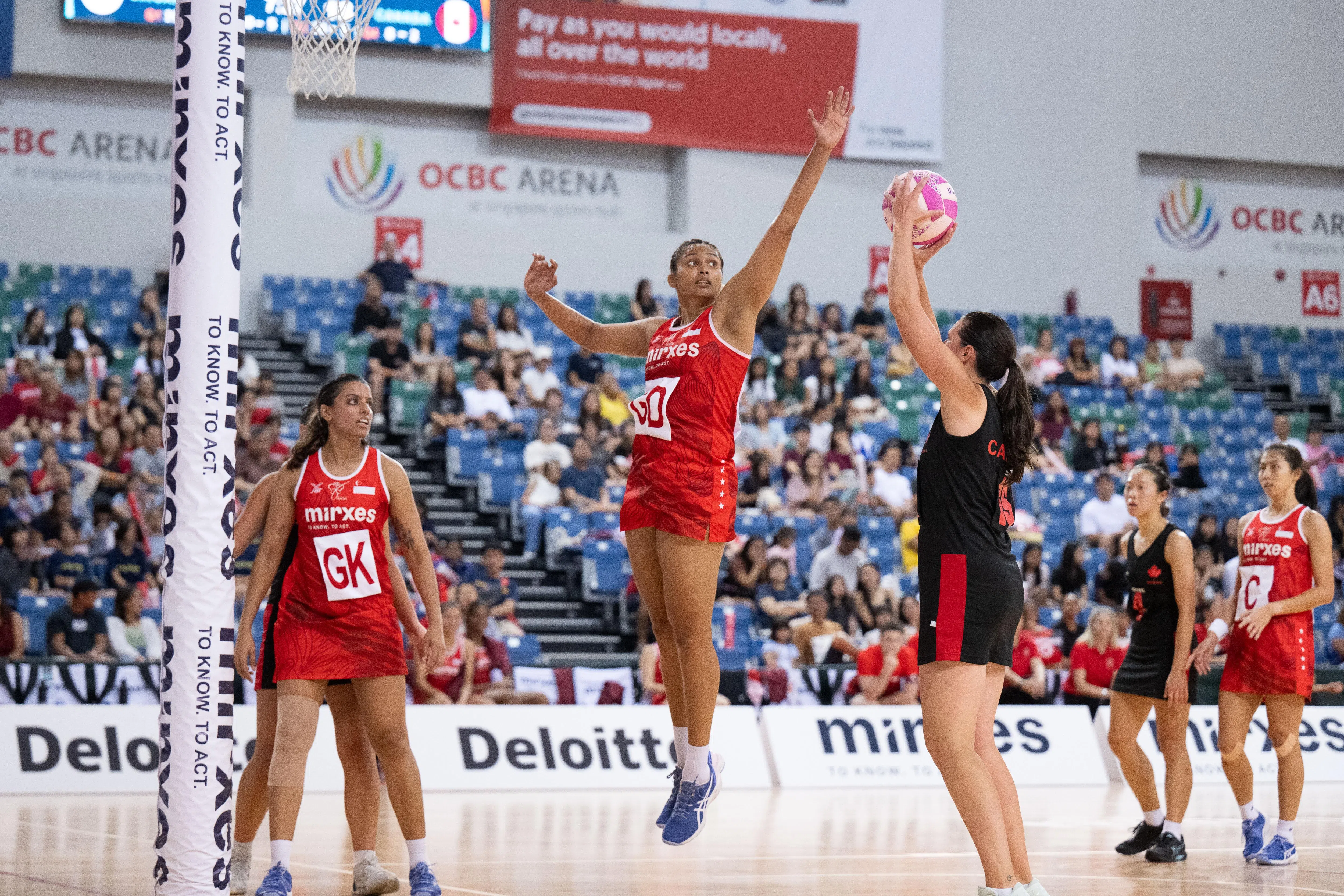 防守大闸蕊娜（中）在防守端具有绝对统治力，加拿大在进攻端束手无策。（新加坡英式女篮总会提供）