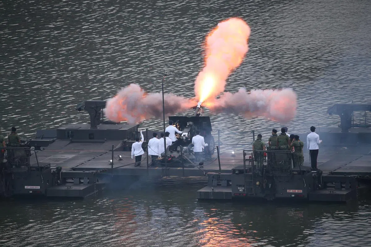 今年国庆庆典保留一贯的总统检阅仪仗队的环节，而在滨海湾上的炮兵同时鸣放21响礼炮向国家元首致敬。（叶振忠摄）