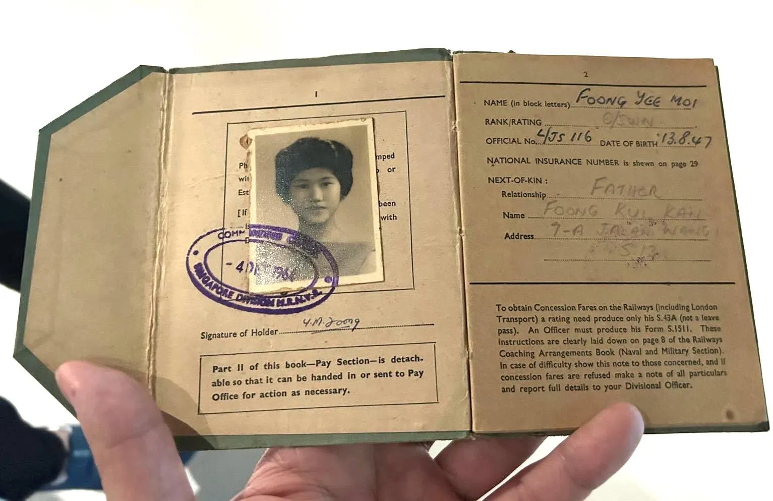 1964年的海军服役人员薪水身份簿上，冯意梅16岁时的照片。（张俊摄）