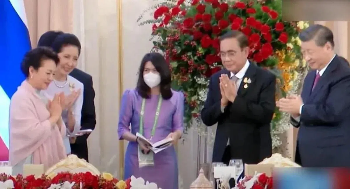 泰国首相夫妇上星期六在宴会上为彭丽媛（左一）庆生，习近平（右一）脸带微笑在一旁拍手祝贺。（香港01）