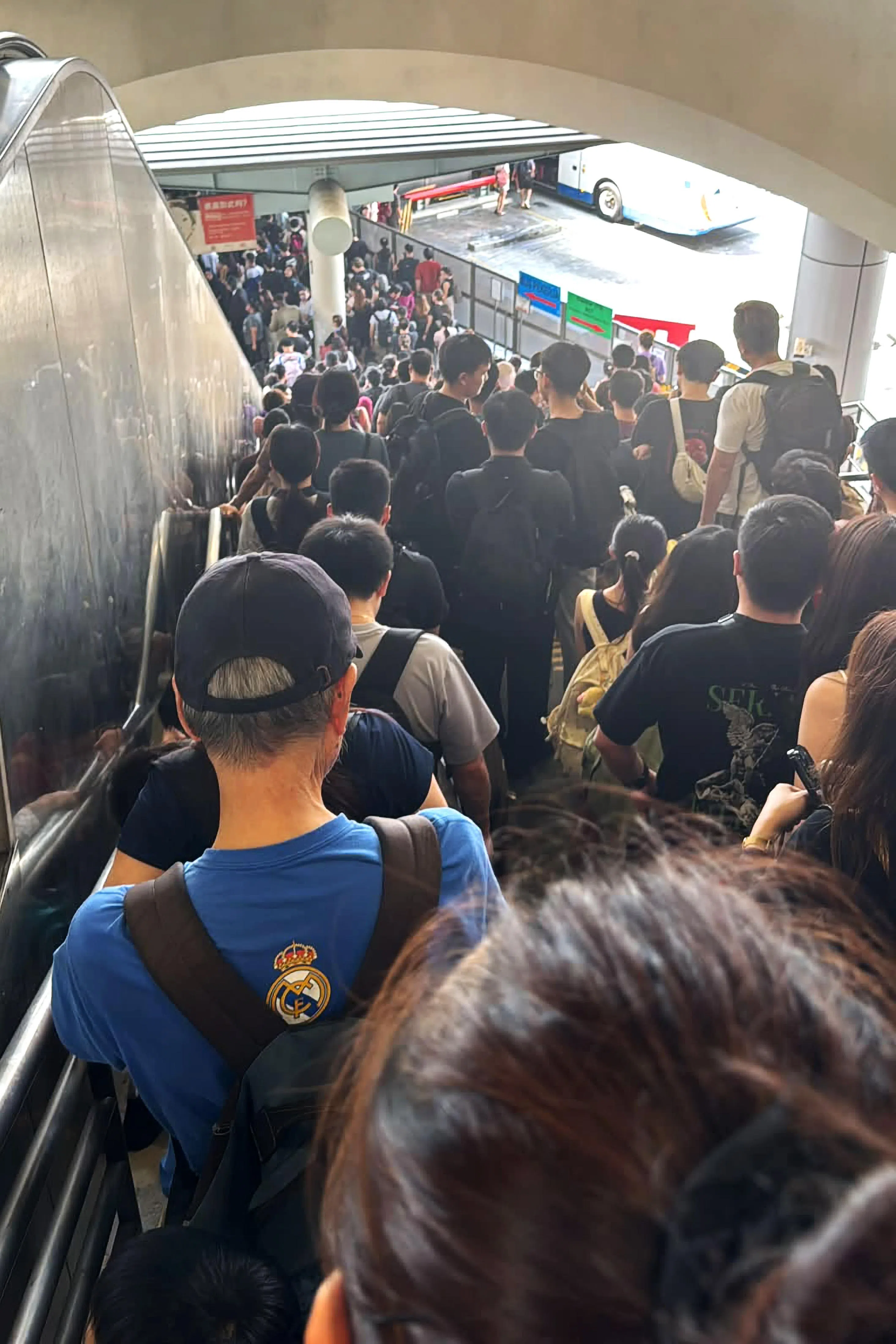 越堤进入新山的民众星期五下午纷纷在社交媒体上反映通关进度。根据他们分享的照片，兀兰关卡水泄不通，巴士乘客队伍一度堵至通关后的楼梯上。（取自脸书）