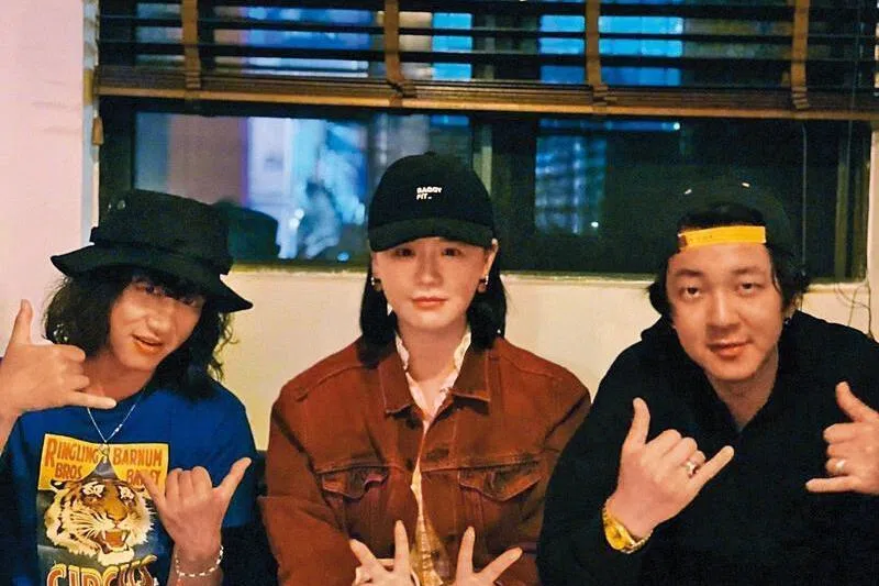 马思纯（中）与张哲轩（右）恋情未曝光前，唯一的连结是两人曾合影。（取自艺人微博）