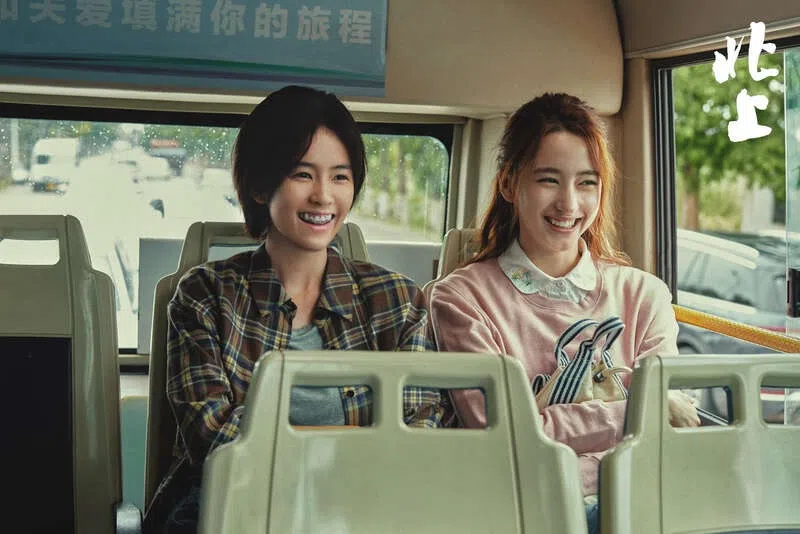 白鹿（左）为角色戴牙套、涂上黑粉底；李宛妲则饰演漂亮的混血儿。（互联网）