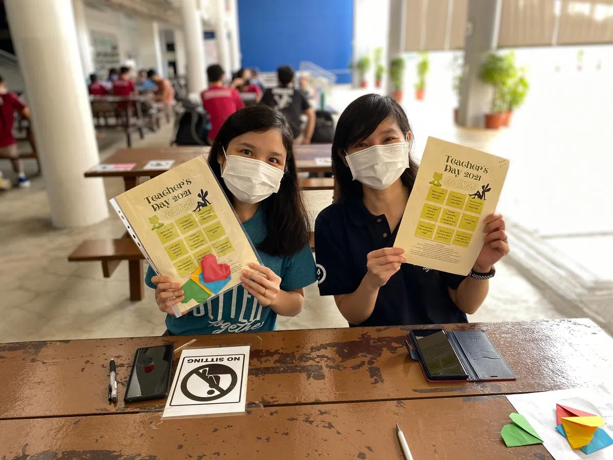 老师担任“师生宾果乐乐”游戏的评判。（淡美初院提供）