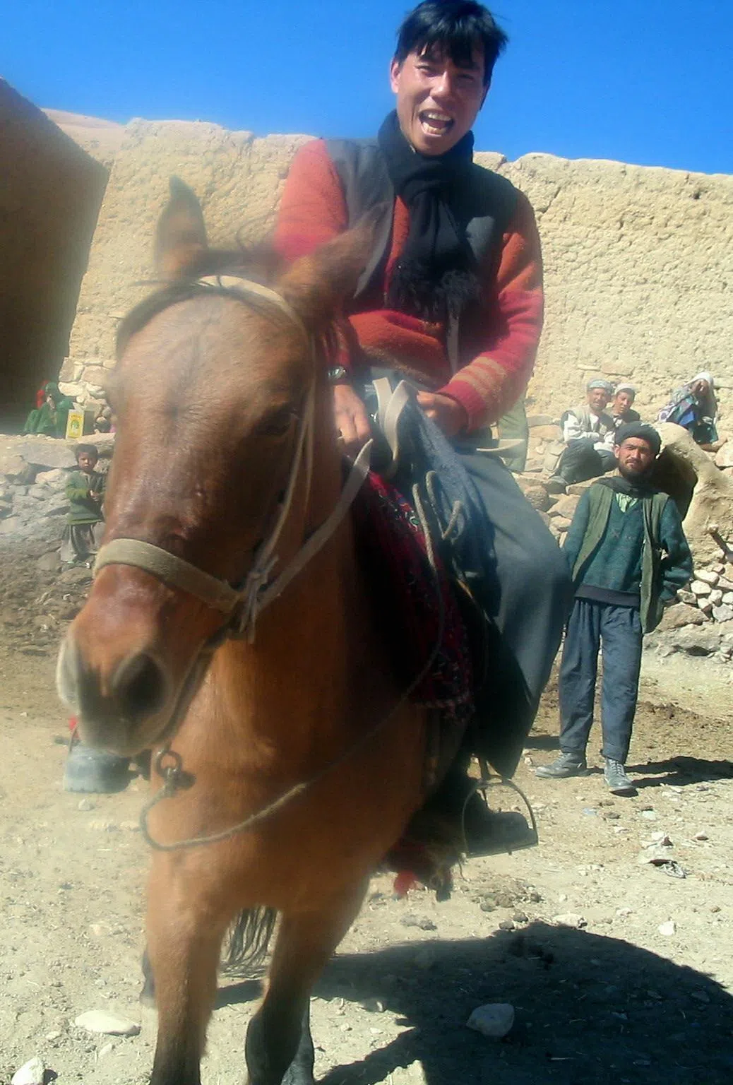 王德扬在乡村开展公共卫生教育，当地村民教他骑马。（受访者提供）