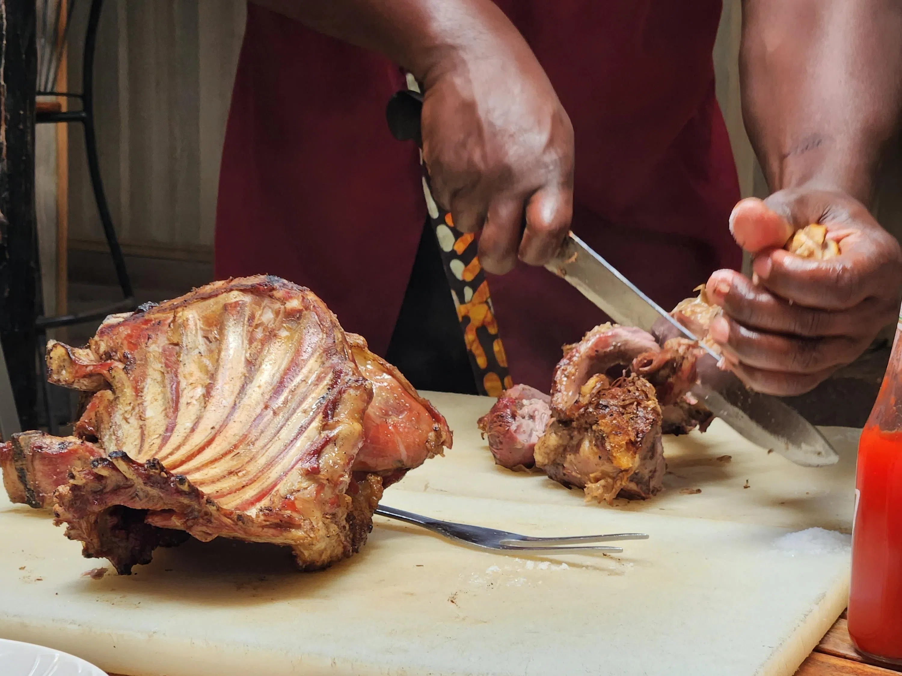 山羊是Nyoma Choma最主要的肉类，图中的羊排和羊前腿，烤好后端上桌，由工作人员当场切分成容易食用的大小。用手拈起来送进嘴里，能够充分感受到肉的鲜嫩和温度，是最好的用餐方式。 （何家俊摄）