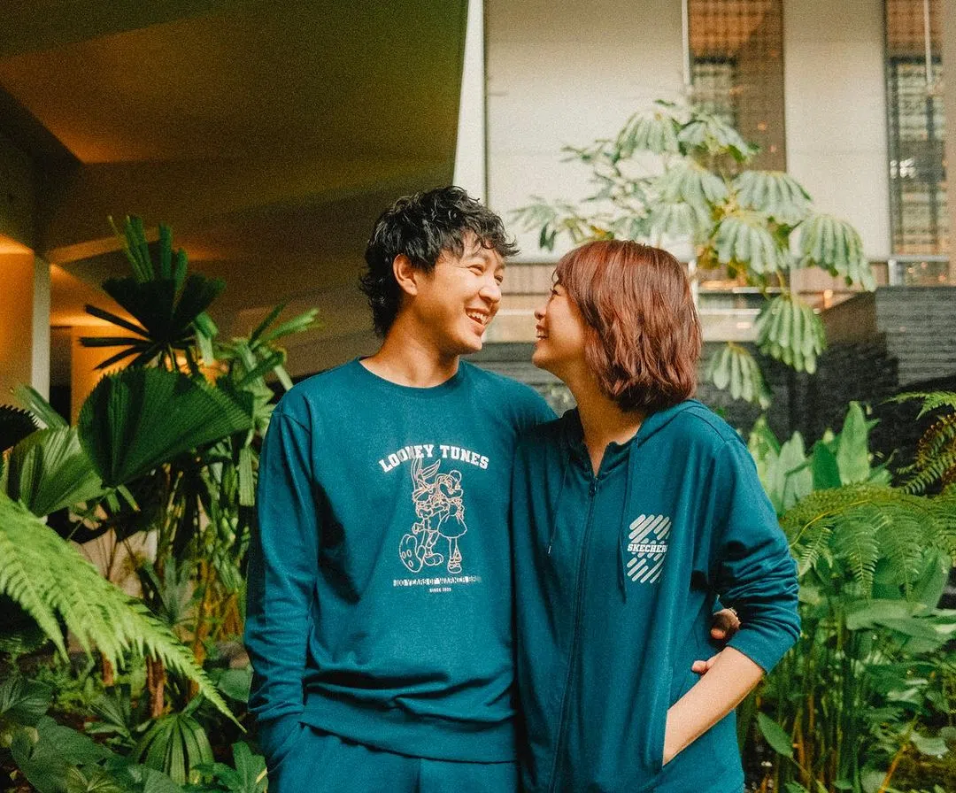 婚后的徐鸣杰（左）和陈凤玲2024年首次派红包。（取自陈凤玲IG）