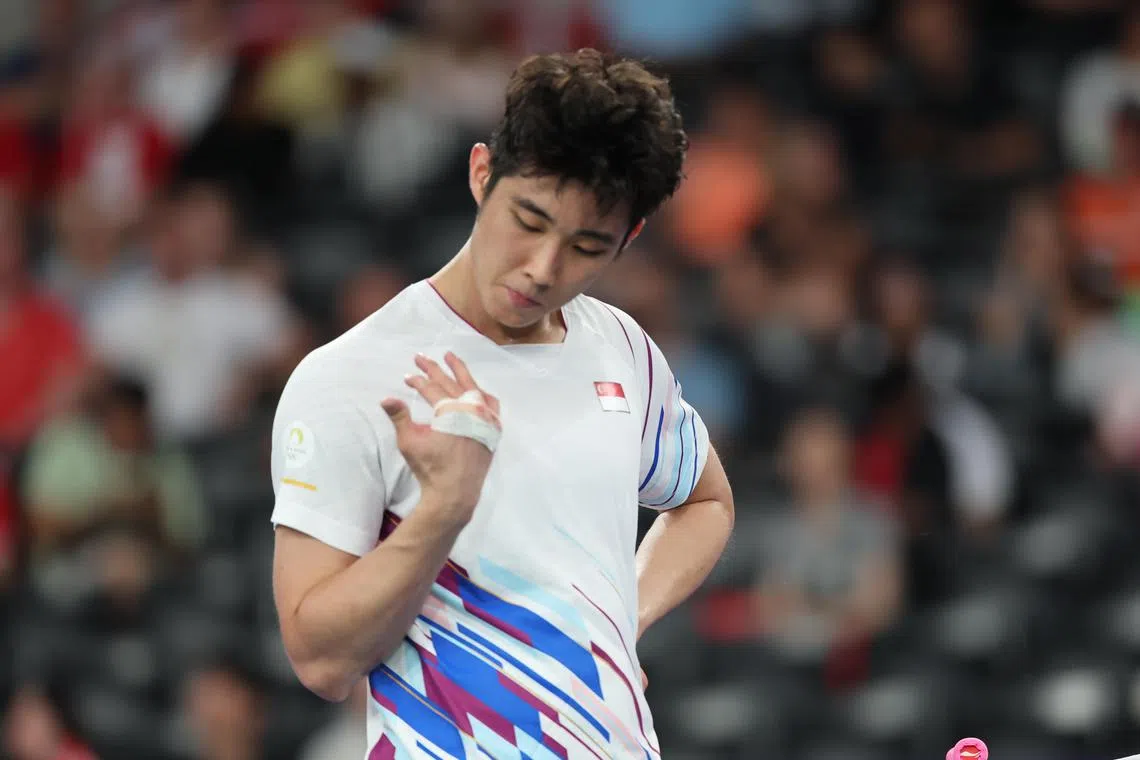 骆建佑看着缠着绷带的右手。（谢智扬摄）