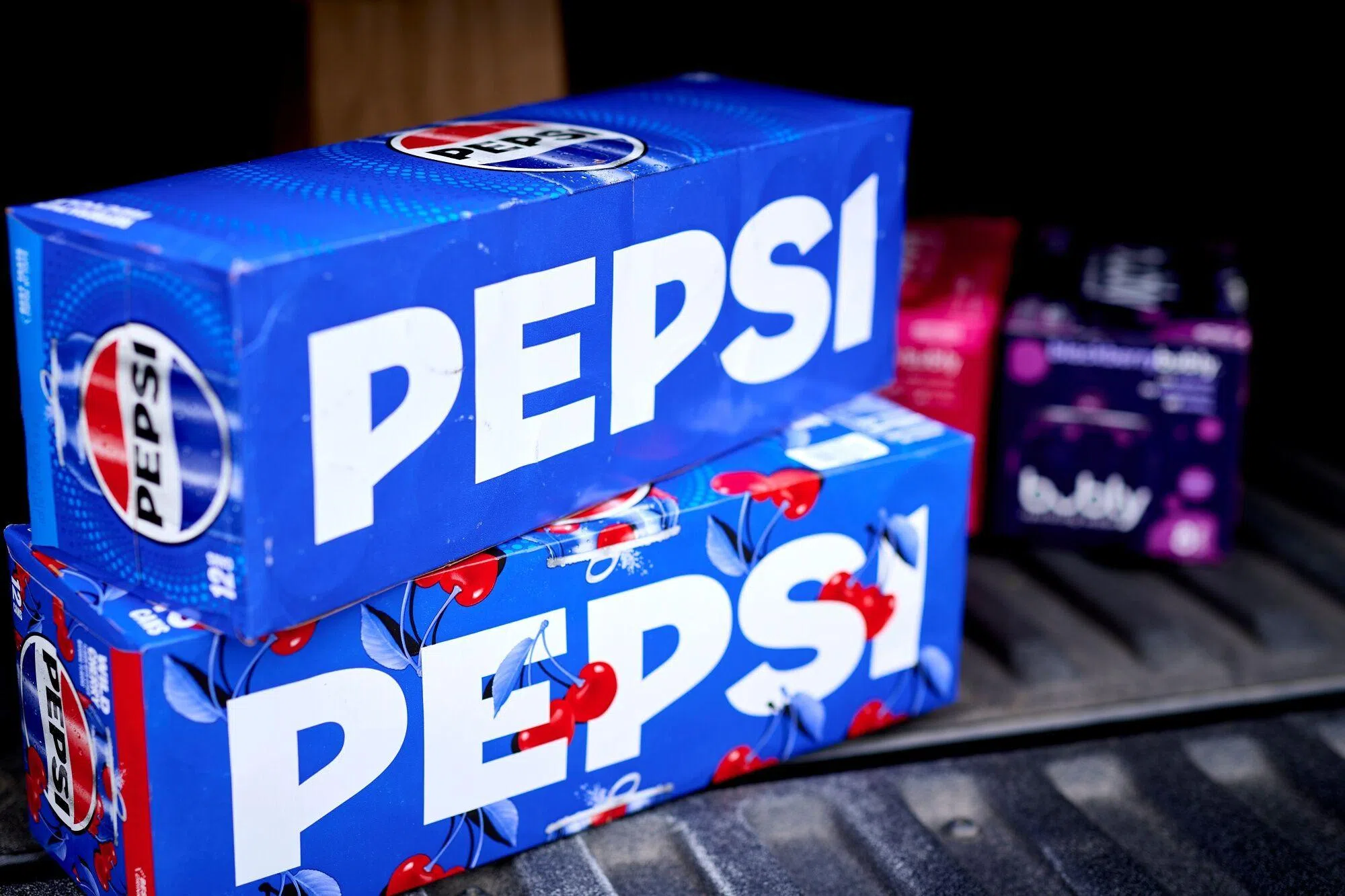 百事公司目前预计2024年有机营业额只能取得低个位数增长，而且相信会是比之前预计的4%增长率还低。尽管如此，该集团高管们重申，以固定货币计算的核心每股盈利仍会至少增长8%。（彭博社）