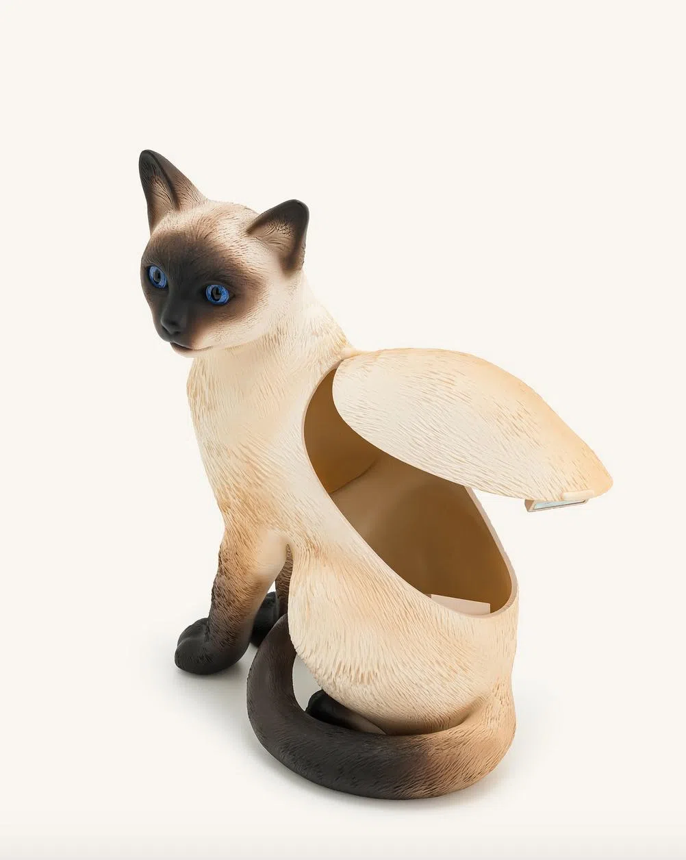 JW Pei暹罗猫手握包几可乱真。（取自JW Pei官网）