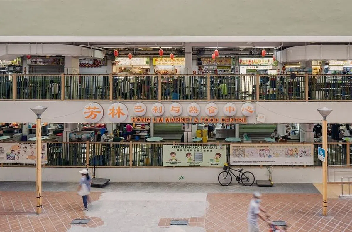 建于1978年的芳林熟食中心，已翻新了几回。（古国杰摄）