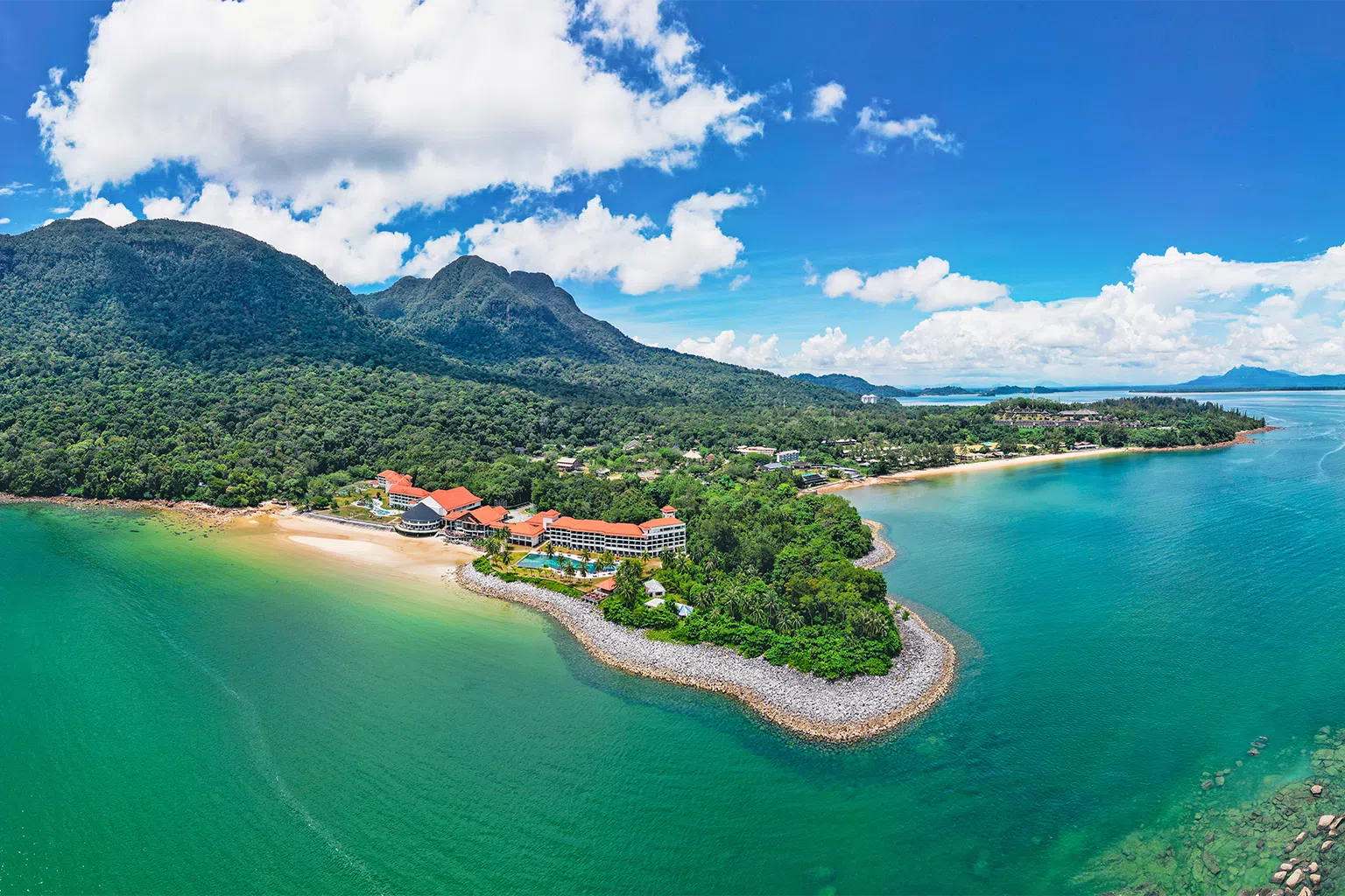 走在古晋的沙滩上，感受大自然最纯粹的宁静与美丽。（Getty Images）